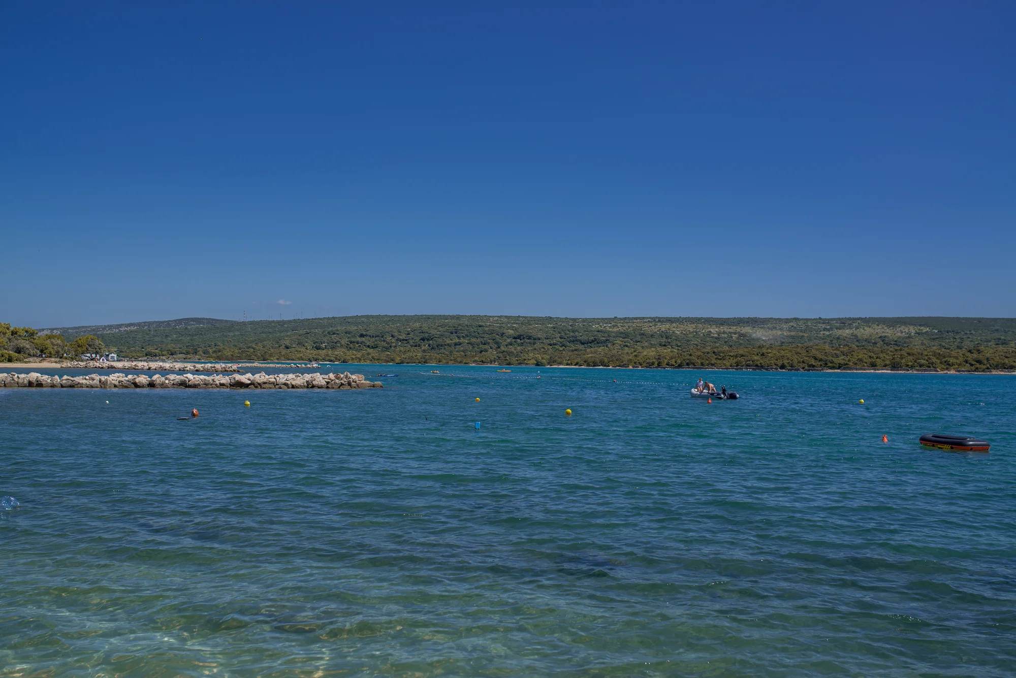 Mobilní domky v kempovém resortu na Jadranu: ostrov Lošinj s delfíny a nádhernými plážemi