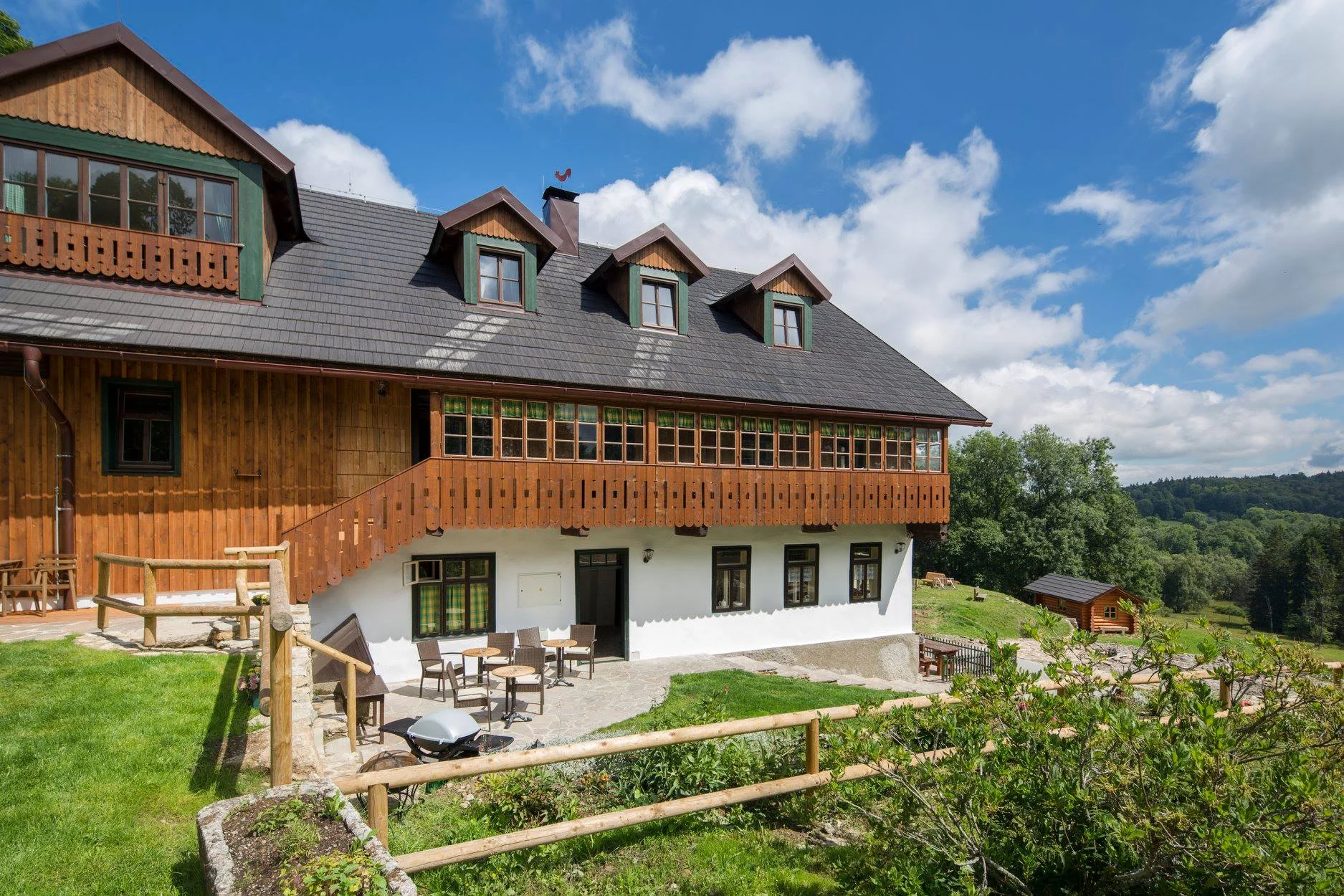 Pobyt v srdci Šumavy: krásný horský hotel se snídaní i možností wellness