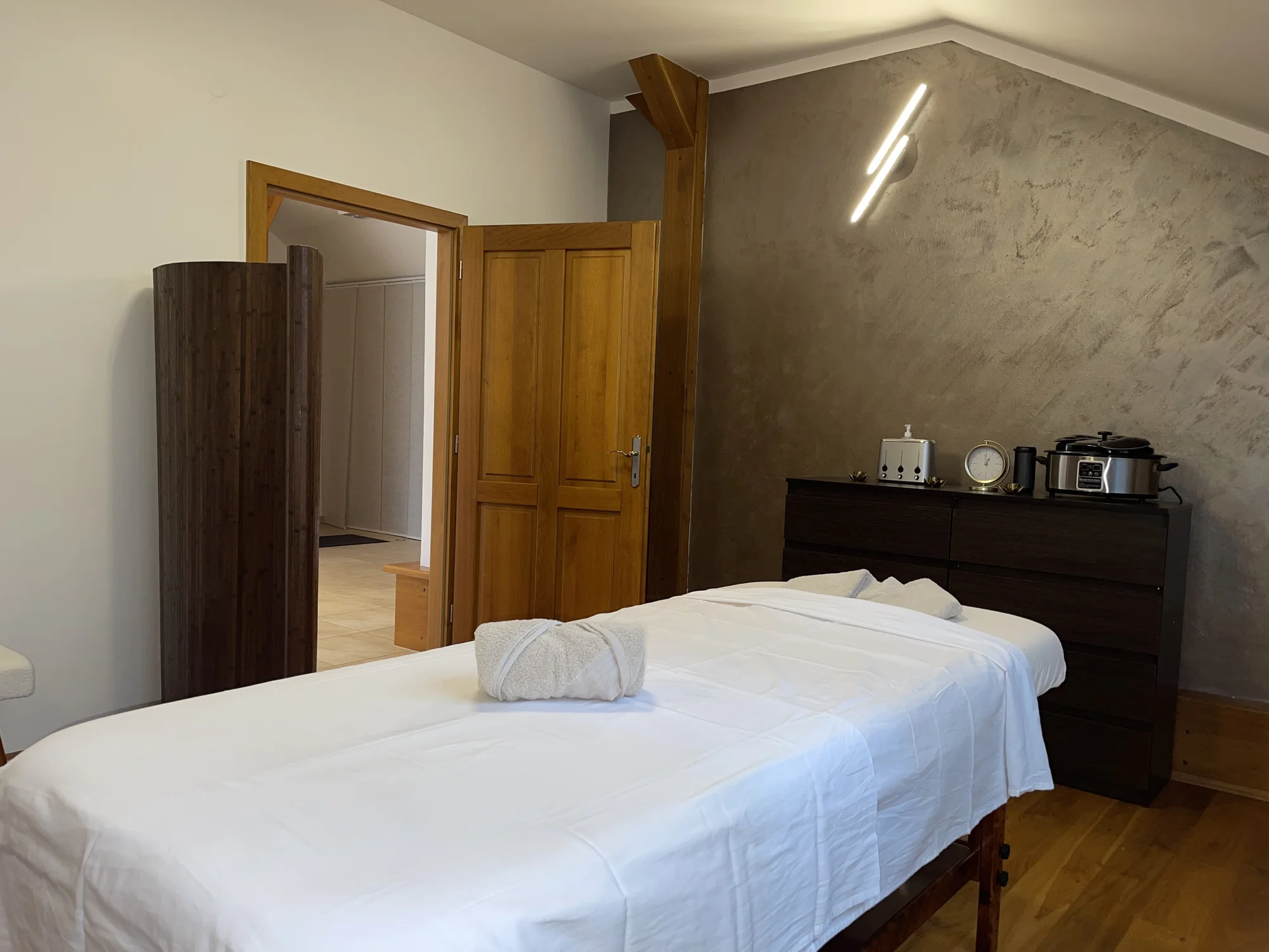 Masáž pod rukama masérek z Bali a Jávy: 30-90 min. relaxu, horké kameny, reflexní i thajská - obrázek 7