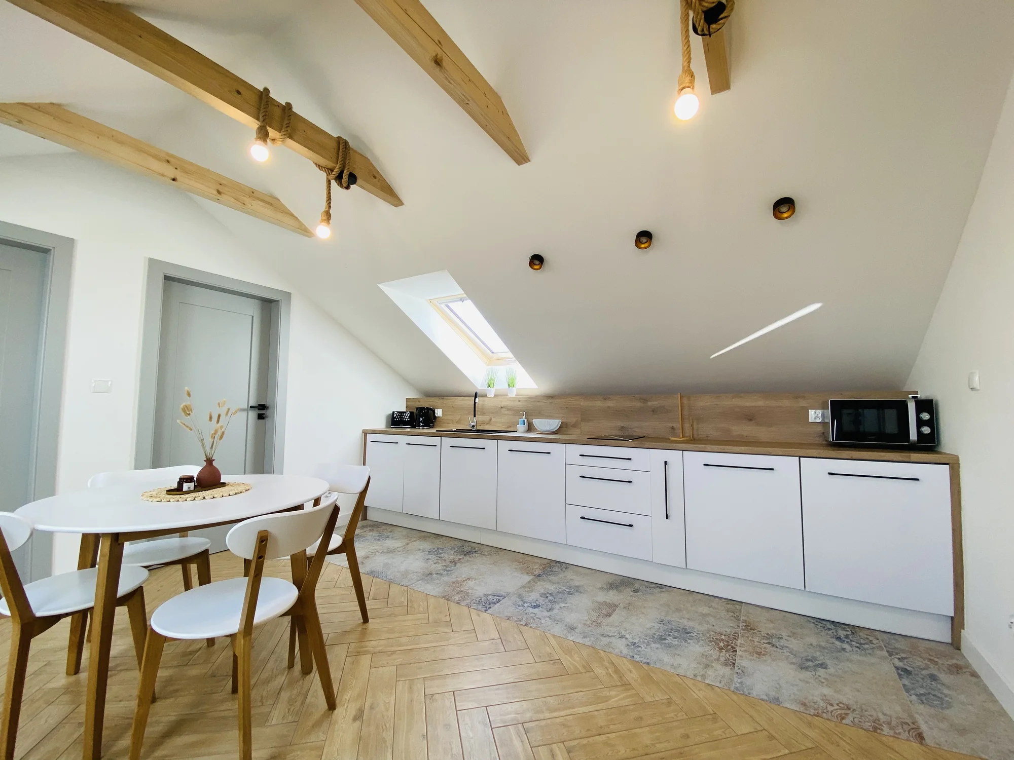 Vyhlášená pláž Leba a písečné duny: moderní apartmány pro celou rodinu, zahrada i balkon