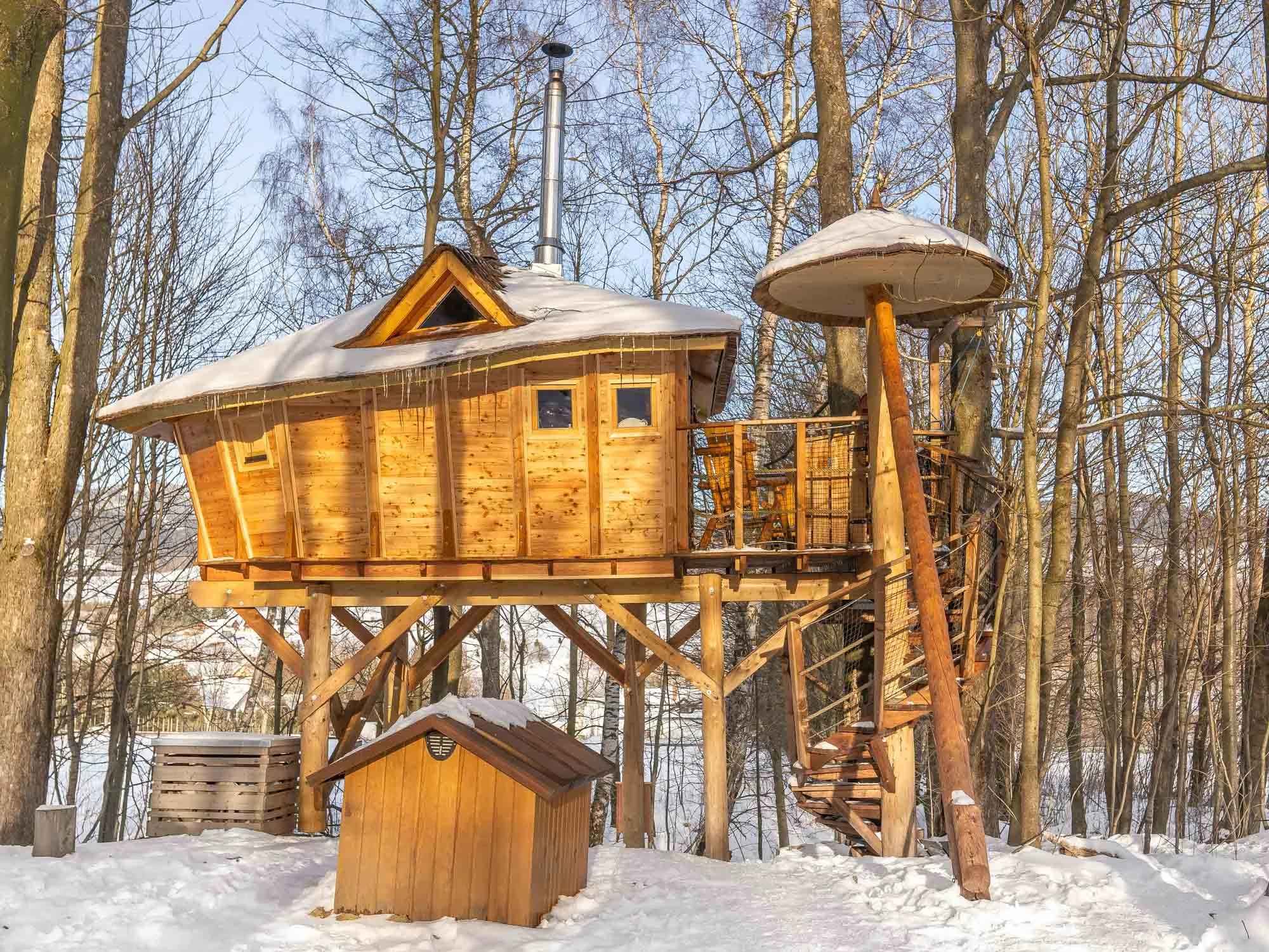 Treehouse na Dolní Moravě: privátní vířivka, finská sauna i gril až pro 4 os.