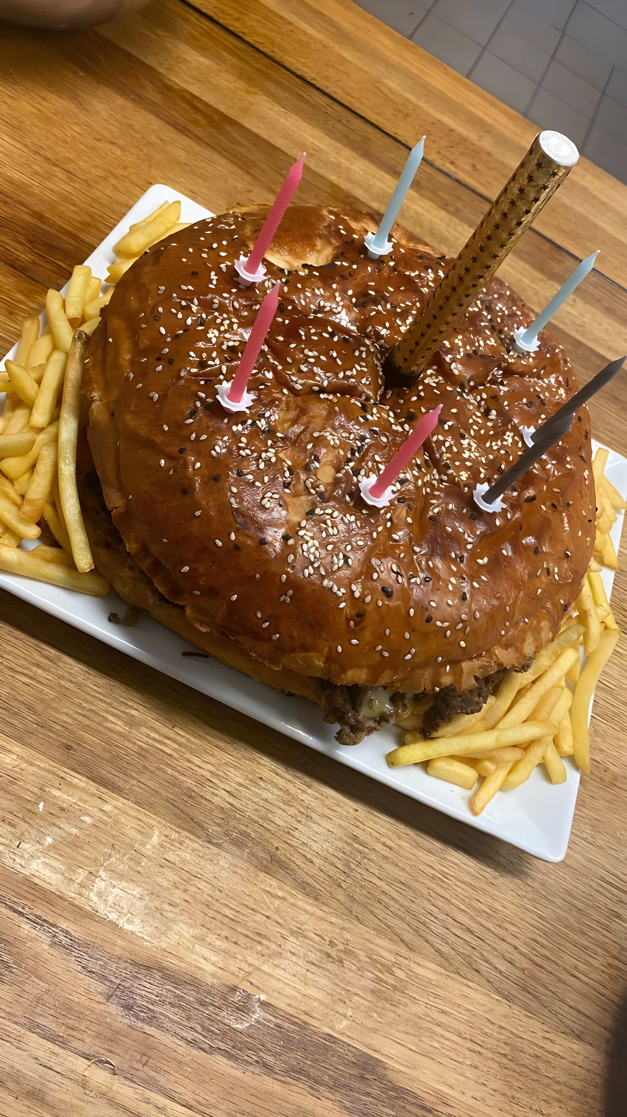 Mega burger pro partu cca 4-12 osob: mleté hovězí nebo trhané vepřové i nálož hranolek