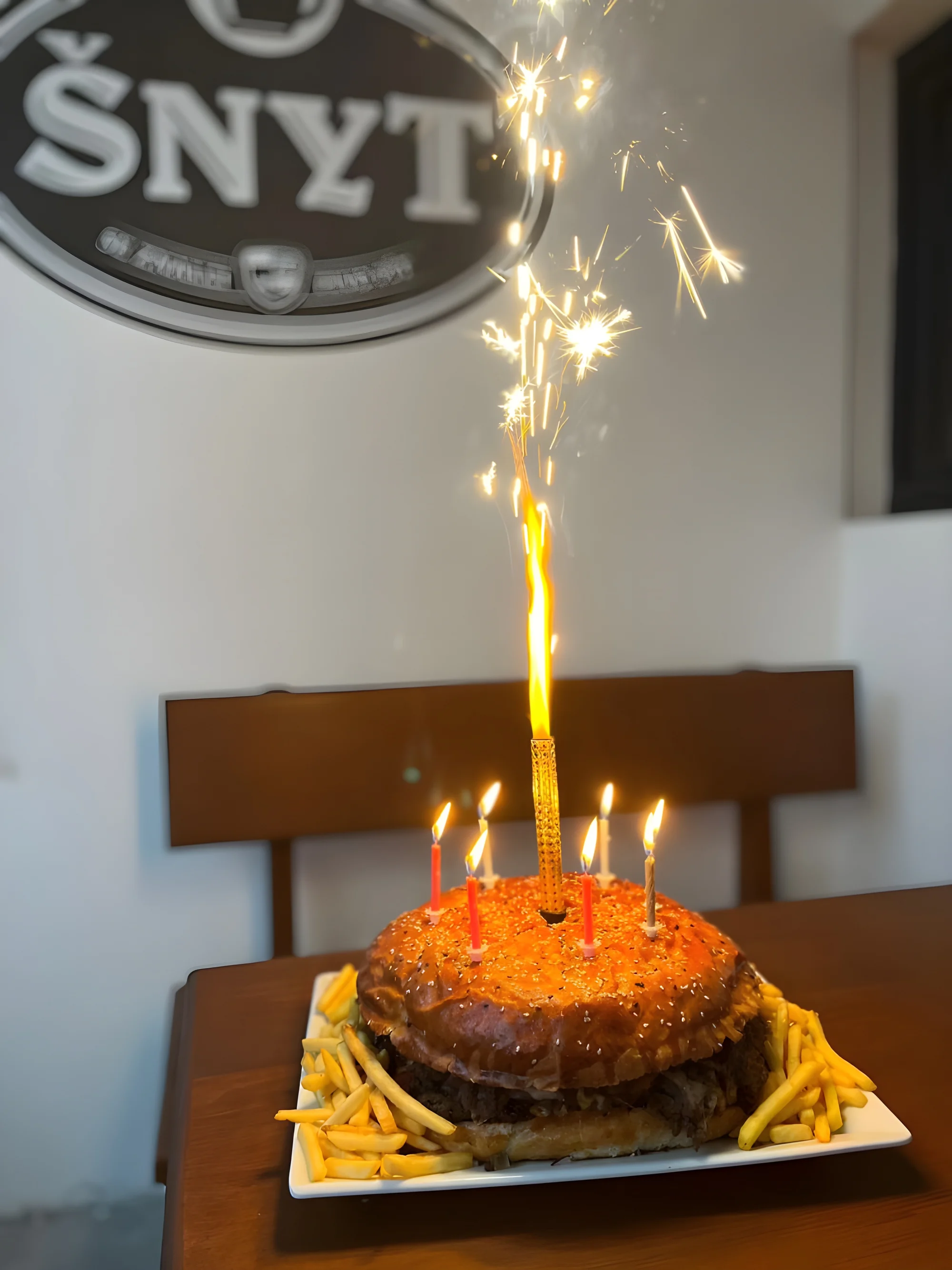 Mega burger pro partu cca 4-12 osob: mleté hovězí nebo trhané vepřové i nálož hranolek