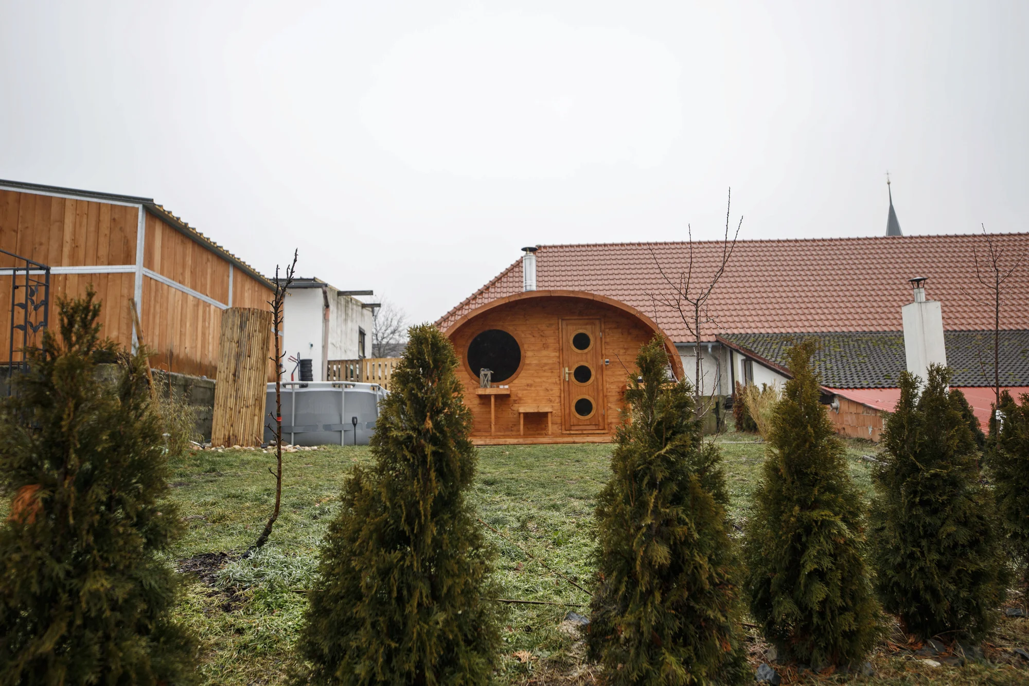 Příjemný penzion nedaleko Karlštejna se snídaní, saunou a koňmi