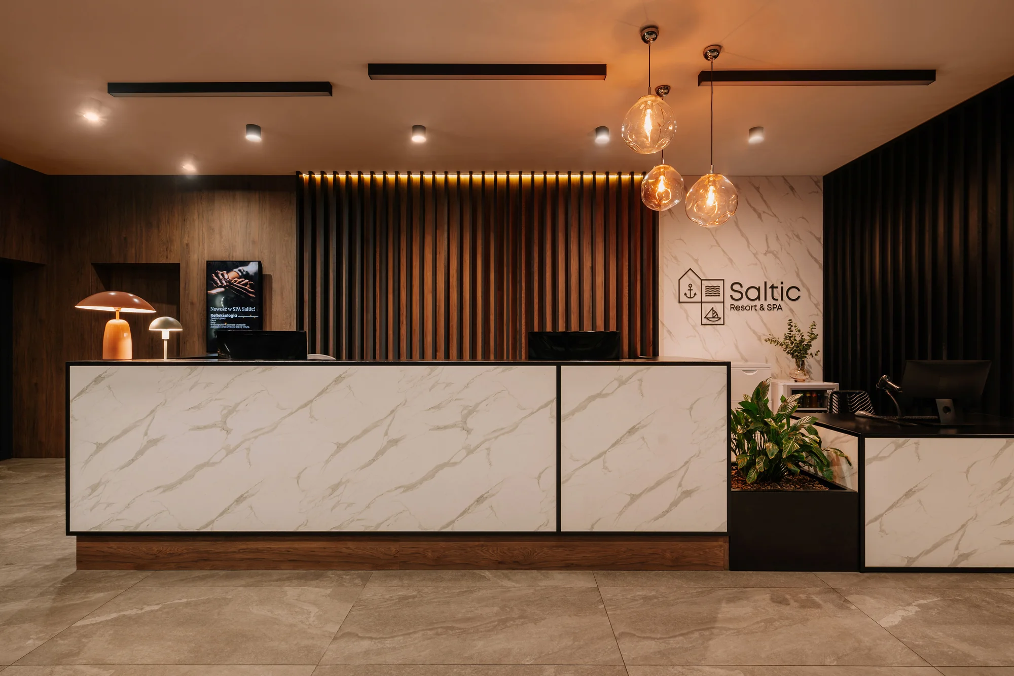 Dovolená u Baltu pro páry i rodiny: moderní resort s wellness, bazénem a jídlem, 5 min. od pláže