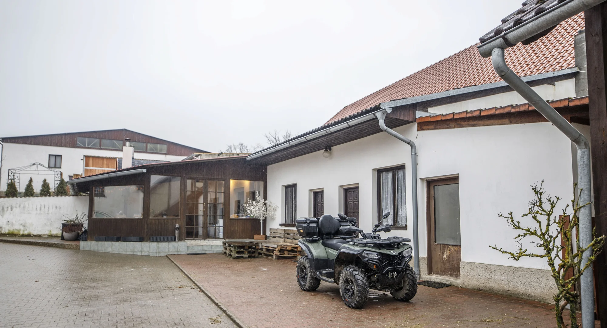 Příjemný penzion nedaleko Karlštejna se snídaní, saunou a koňmi