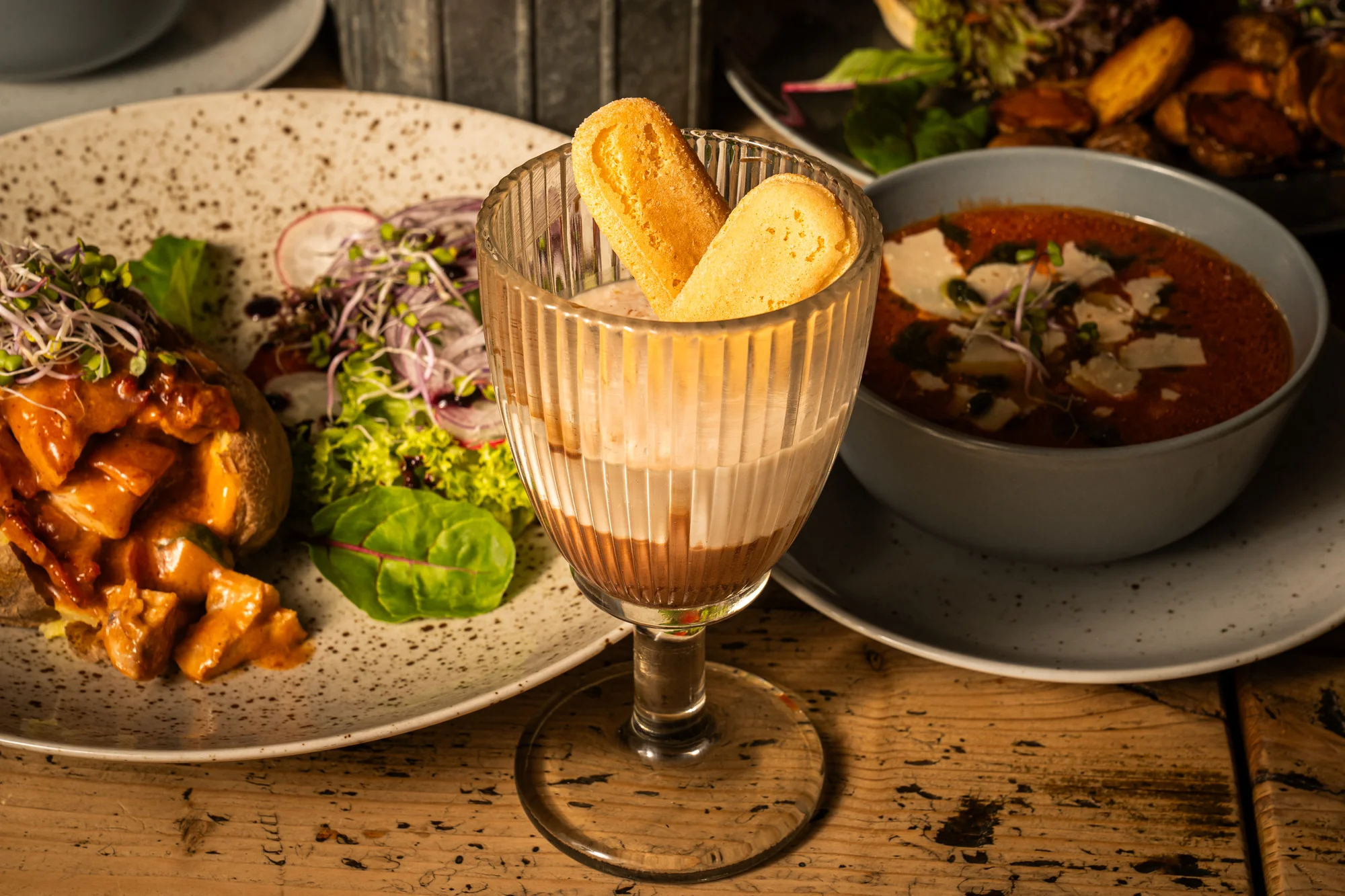 Polévka, brambora plněná masem, burger a tiramisu pro 2 osoby