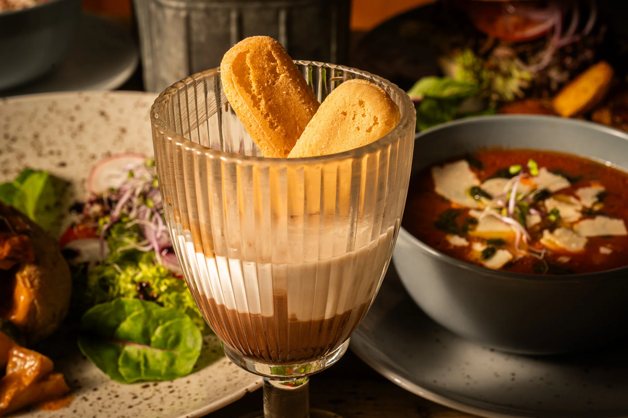 Polévka, brambora plněná masem, burger a tiramisu pro 2 osoby