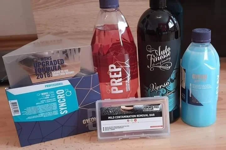 Čištění interiéru auta nebo mokré tepování sedadel pro osobní vozy