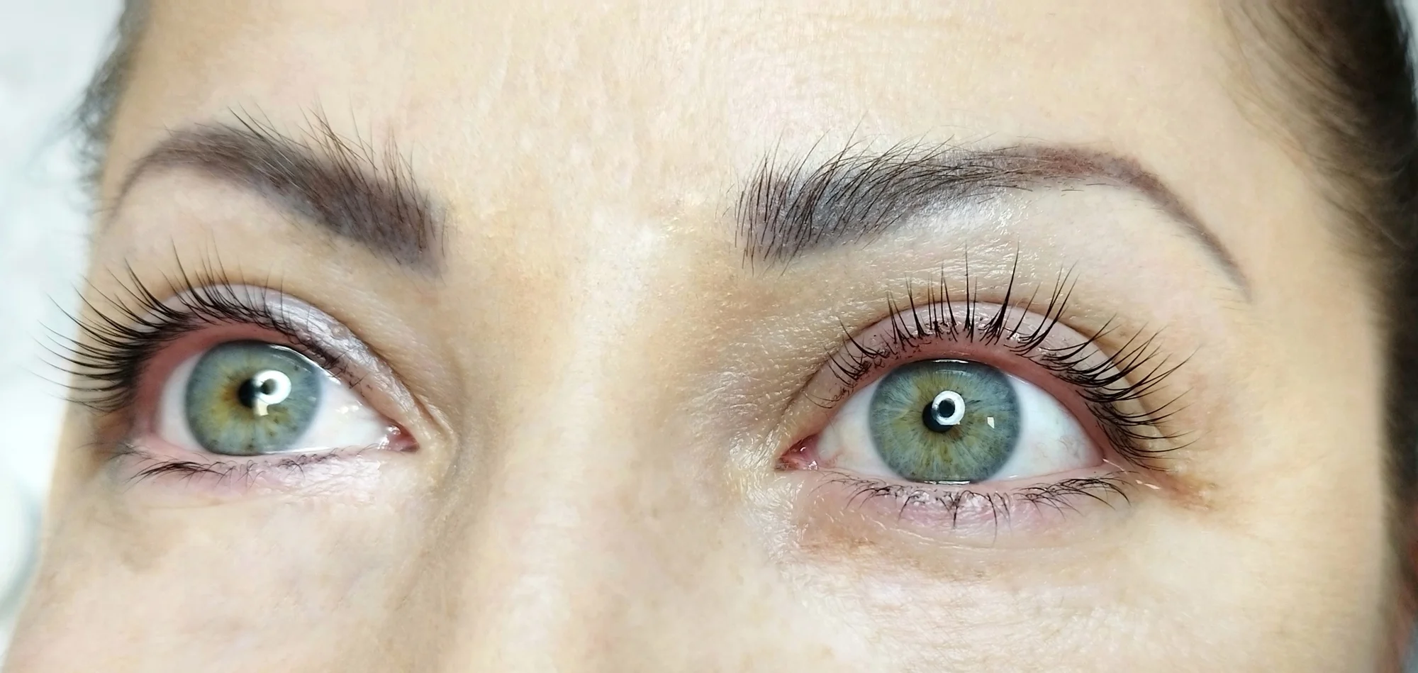 Lash lifting nebo úprava obočí s barvením: natočené, zvýrazněné a zároveň přirozené řasy a krásné obočí