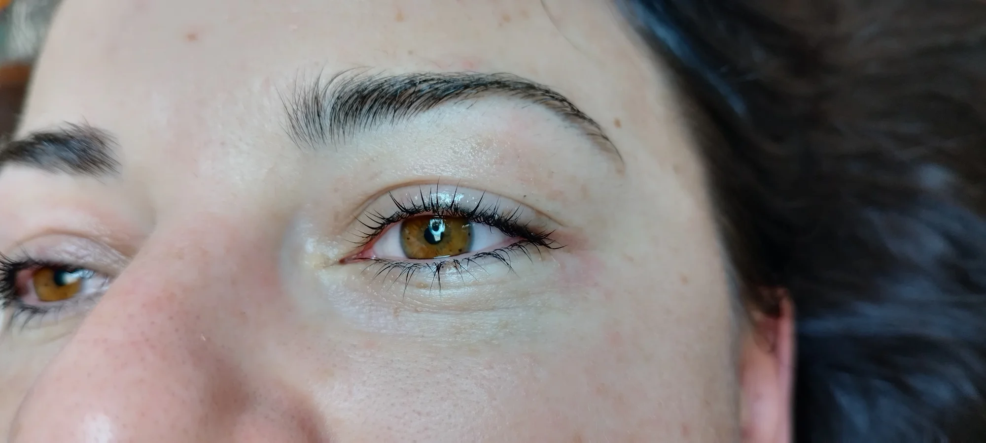 Lash lifting nebo úprava obočí s barvením: natočené, zvýrazněné a zároveň přirozené řasy a krásné obočí