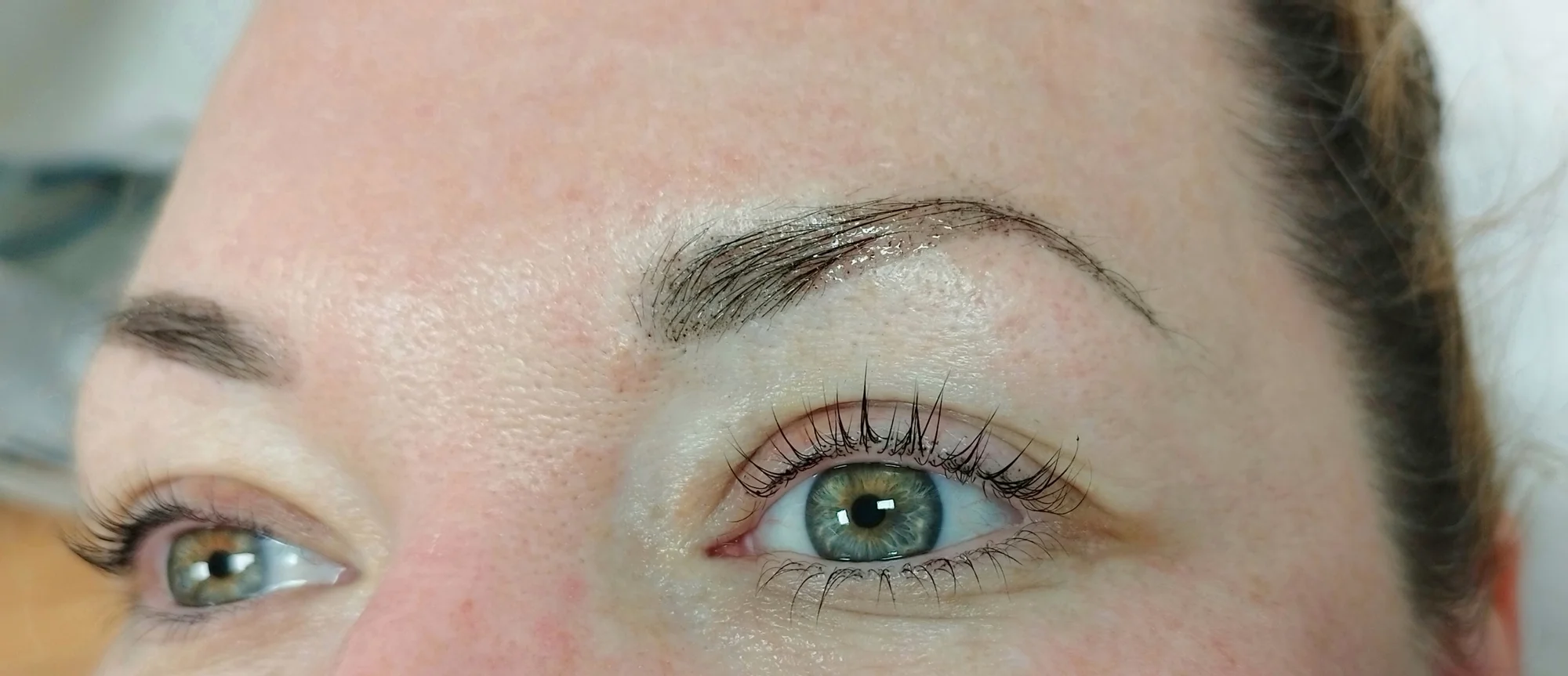 Lash lifting nebo úprava obočí s barvením: natočené, zvýrazněné a zároveň přirozené řasy a krásné obočí