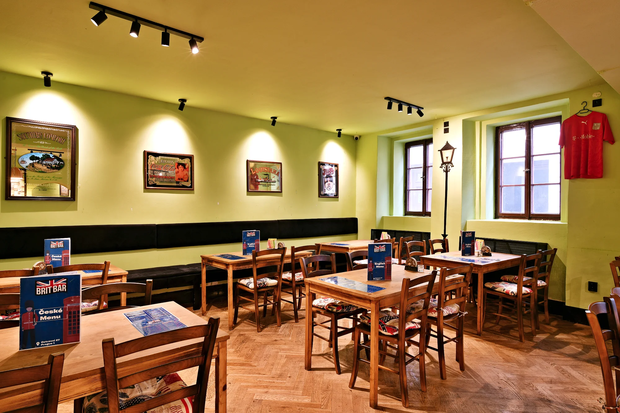 Hovězí, kuřecí nebo sýrový burger, žebra nebo fish and chips: voucher pro 1-4 osoby