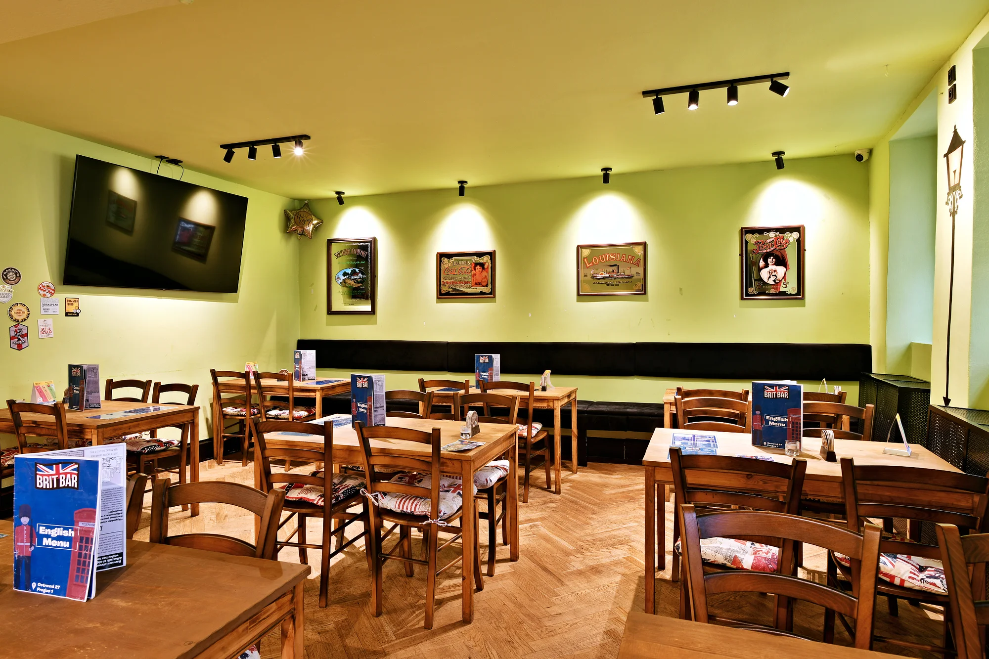 Hovězí, kuřecí nebo sýrový burger, žebra nebo fish and chips: voucher pro 1-4 osoby