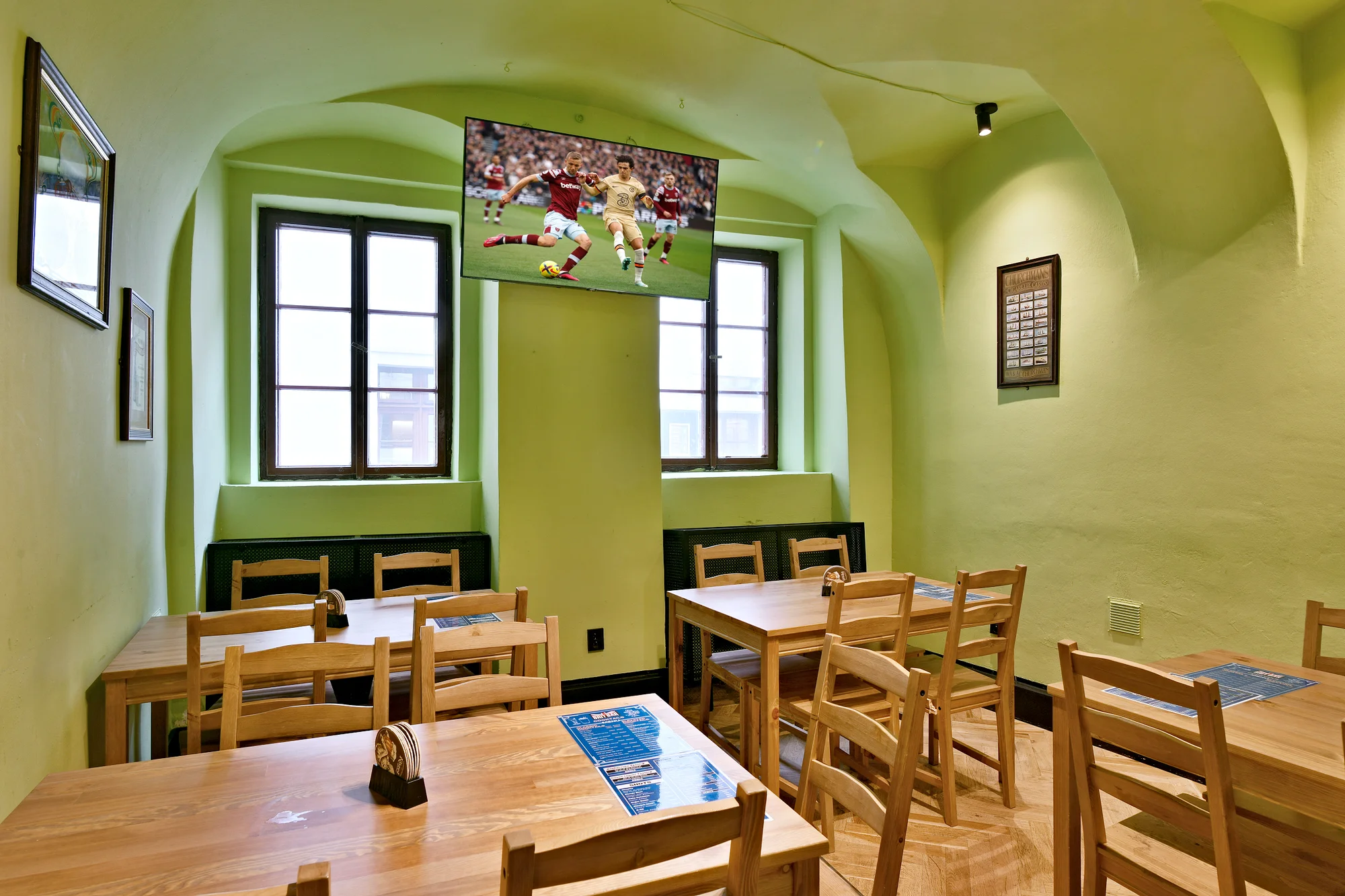 Hovězí, kuřecí nebo sýrový burger, žebra nebo fish and chips: voucher pro 1-4 osoby