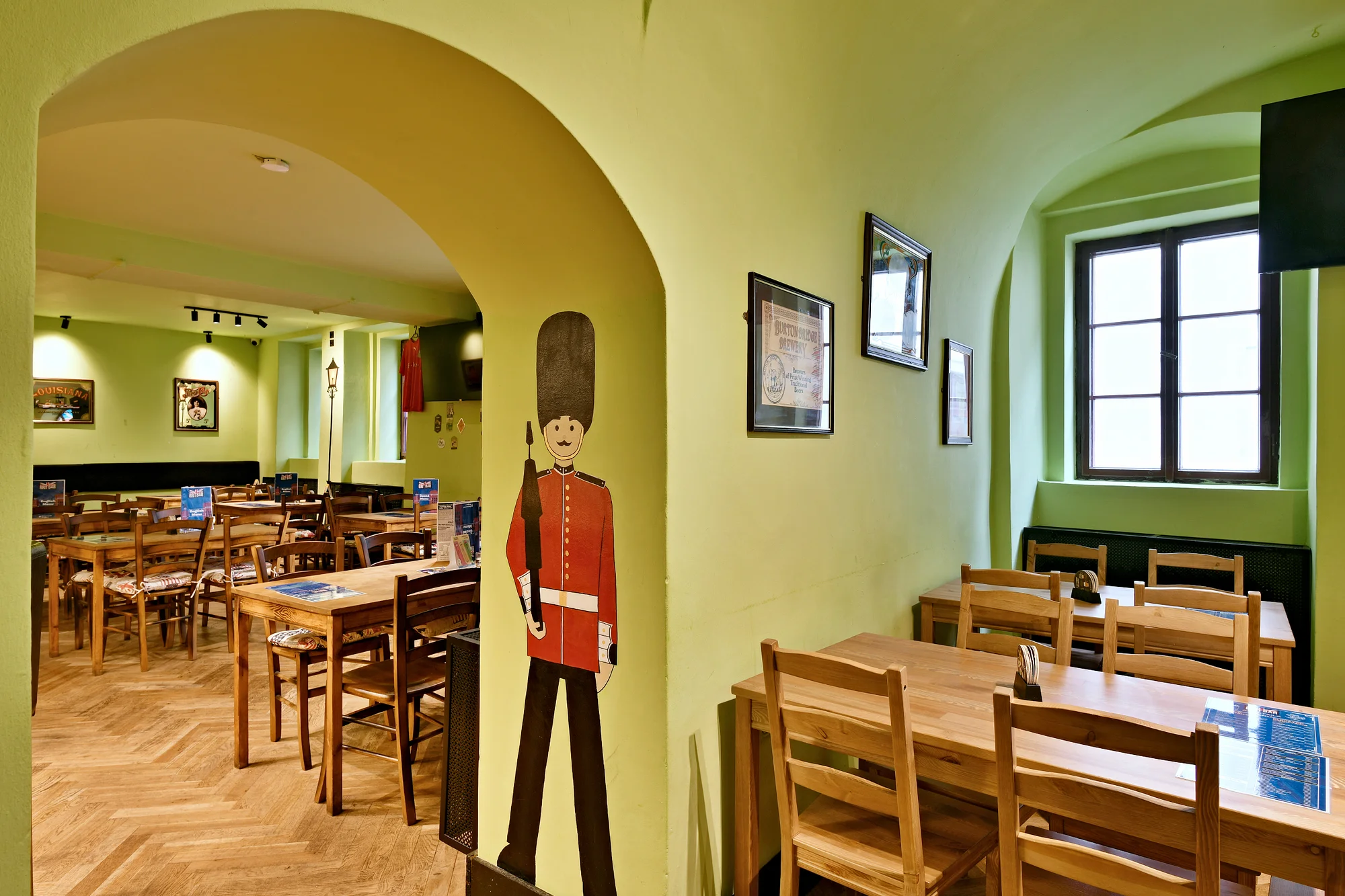 Hovězí, kuřecí nebo sýrový burger, žebra nebo fish and chips: voucher pro 1-4 osoby
