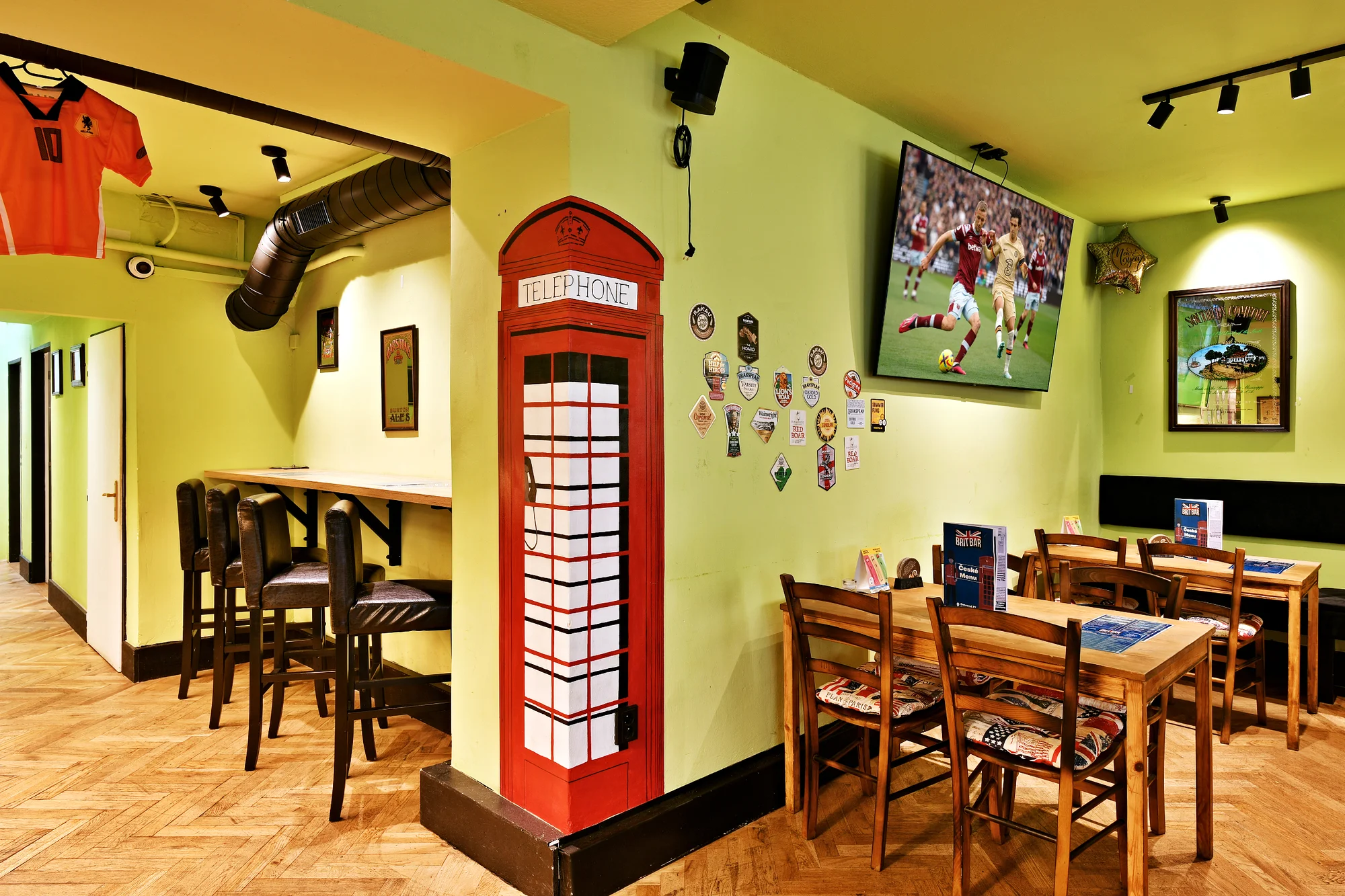 Hovězí, kuřecí nebo sýrový burger, žebra nebo fish and chips: voucher pro 1-4 osoby