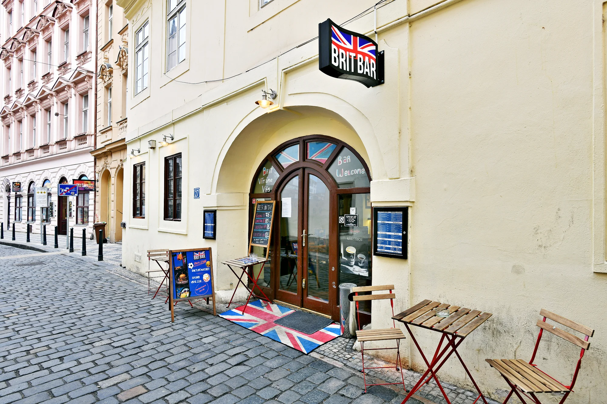 Hovězí, kuřecí nebo sýrový burger, žebra nebo fish and chips: voucher pro 1-4 osoby