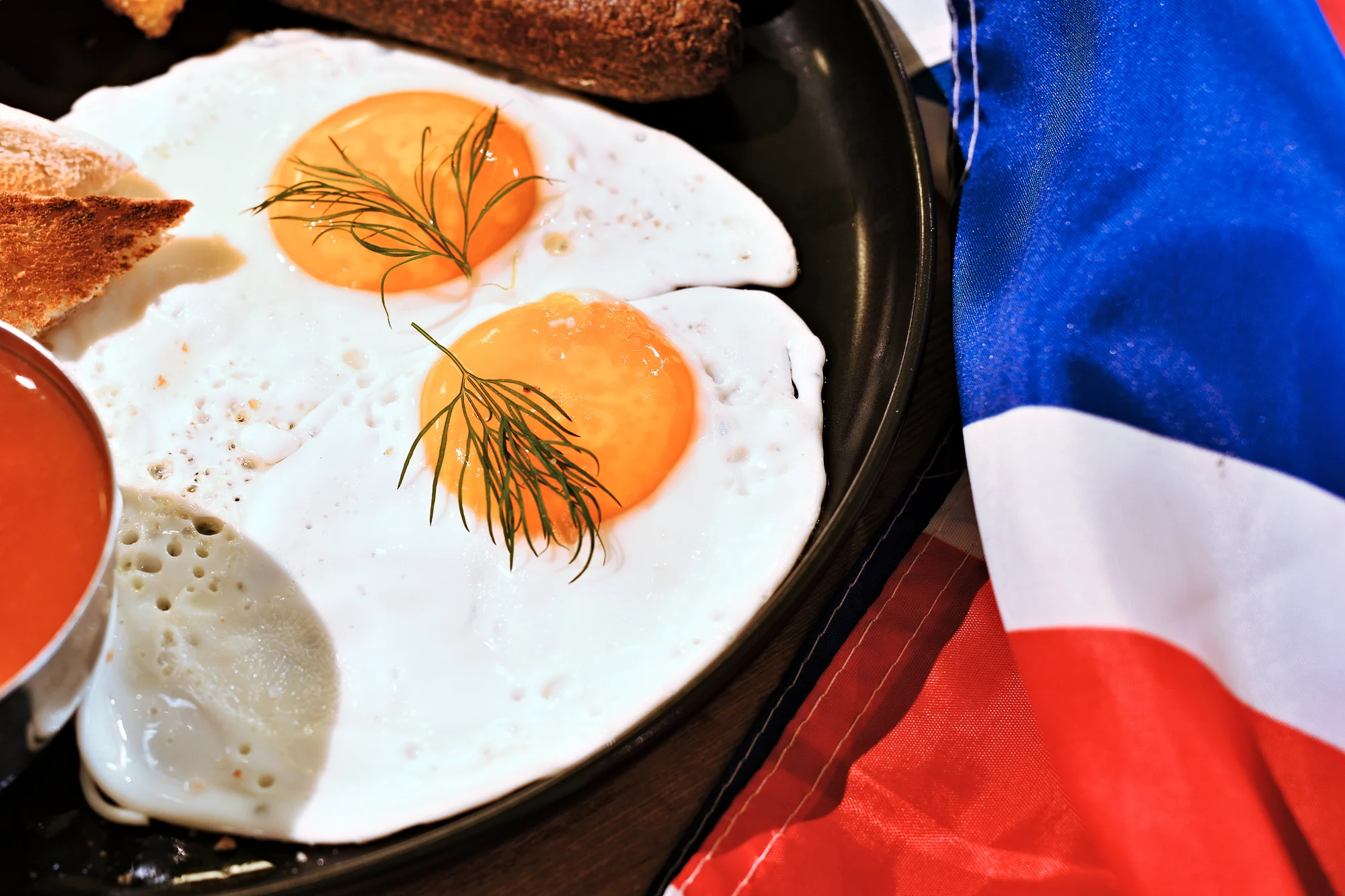 Pravý britský brunch s vajíčky, bramboráčky i toasty, káva nebo čaj, vouchery pro 1-2 osoby