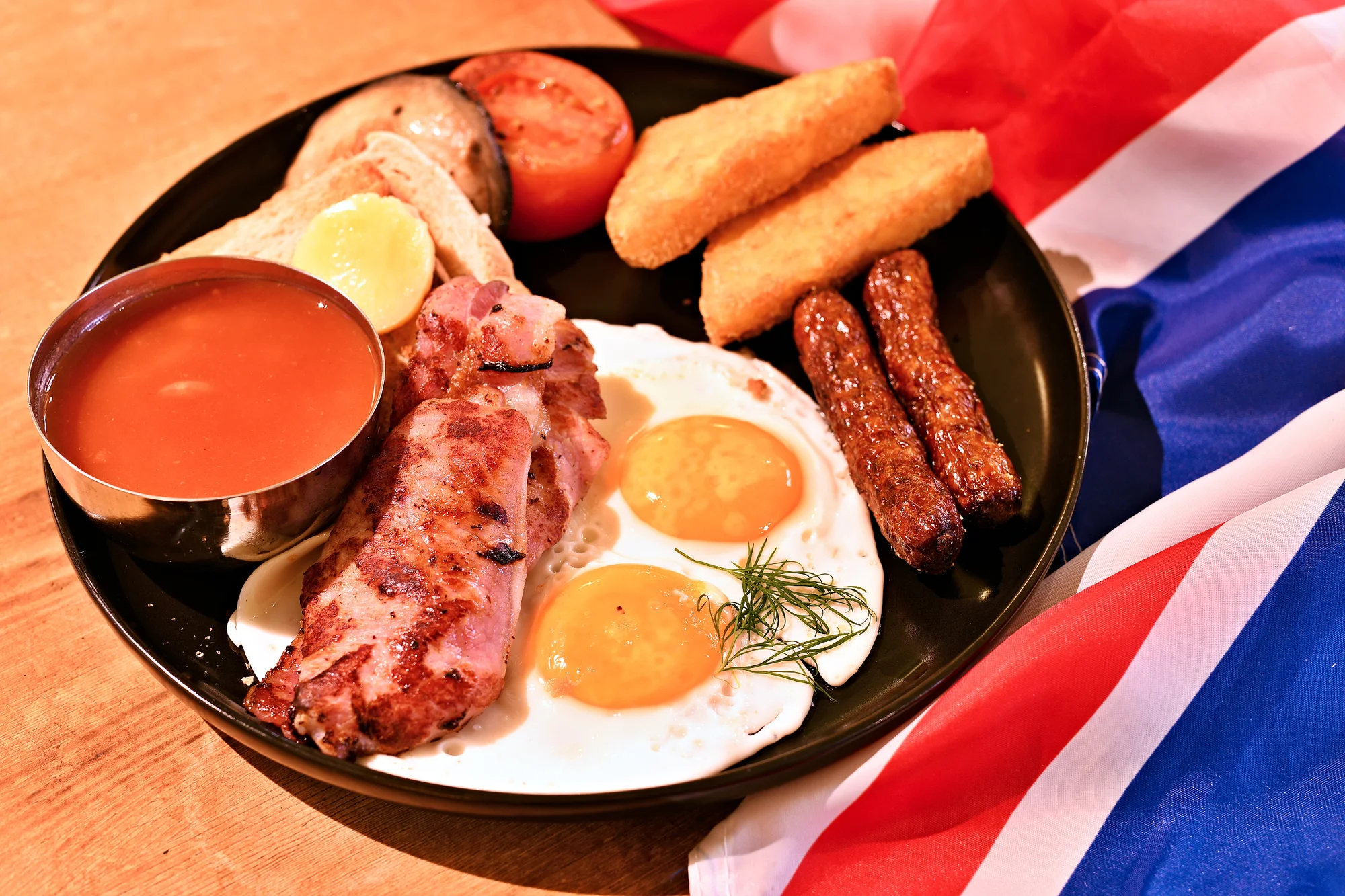 Pravý britský brunch s vajíčky, bramboráčky i toasty, káva nebo čaj, vouchery pro 1-2 osoby