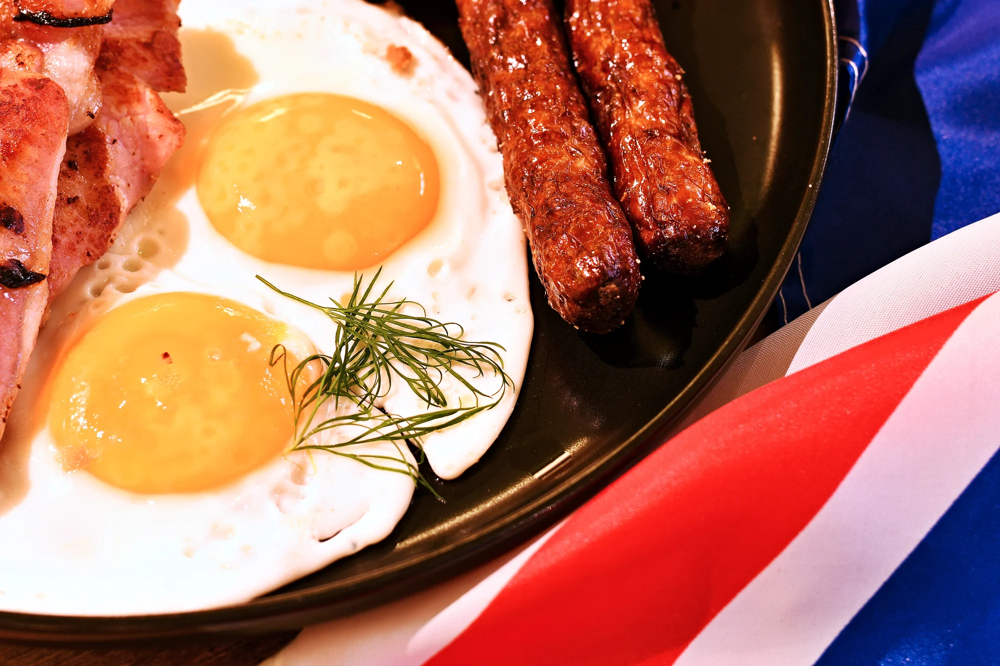 Pravý britský brunch s vajíčky, bramboráčky i toasty, káva nebo čaj, vouchery pro 1-2 osoby