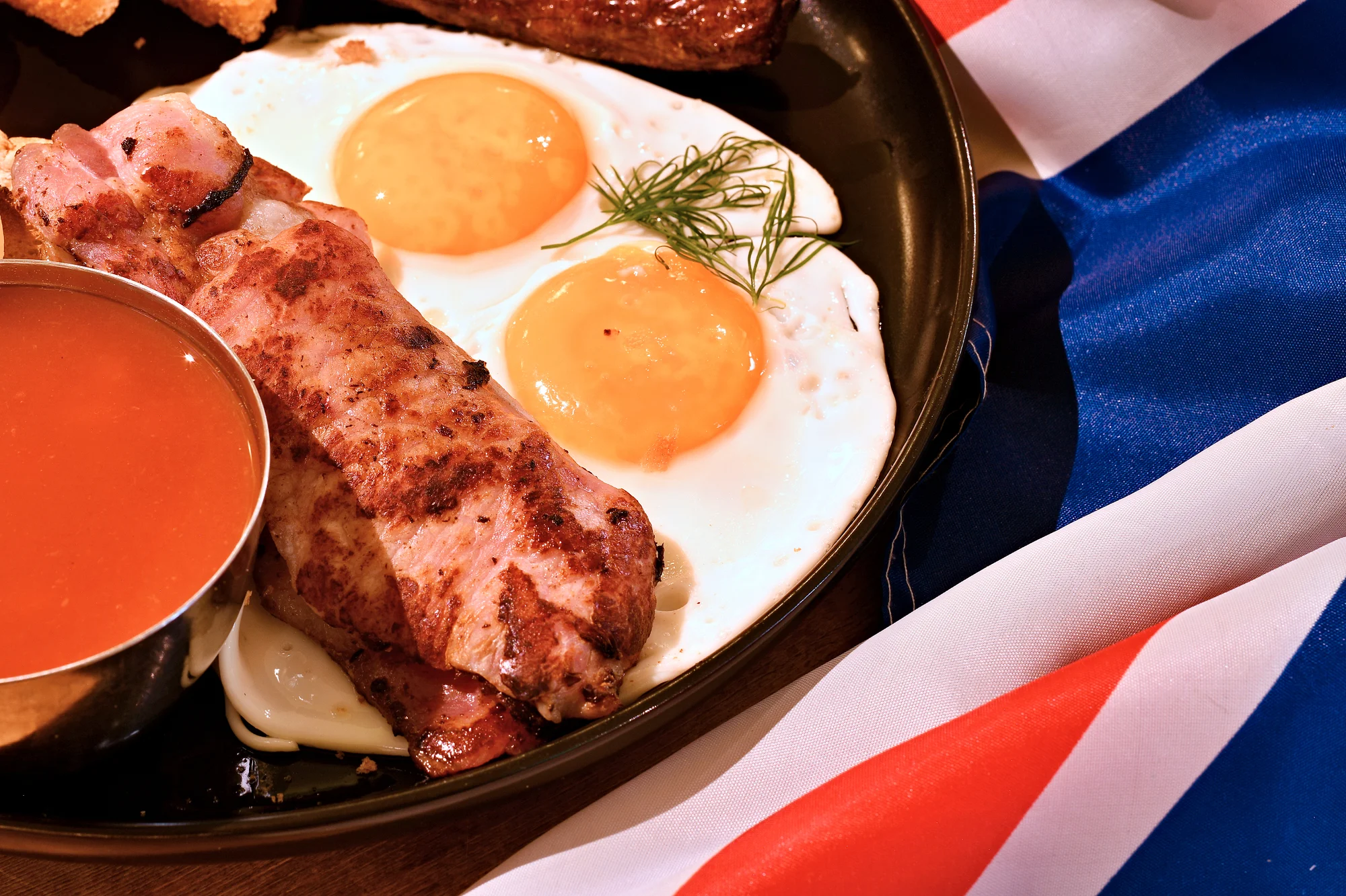 Pravý britský brunch s vajíčky, bramboráčky i toasty, káva nebo čaj, vouchery pro 1-2 osoby