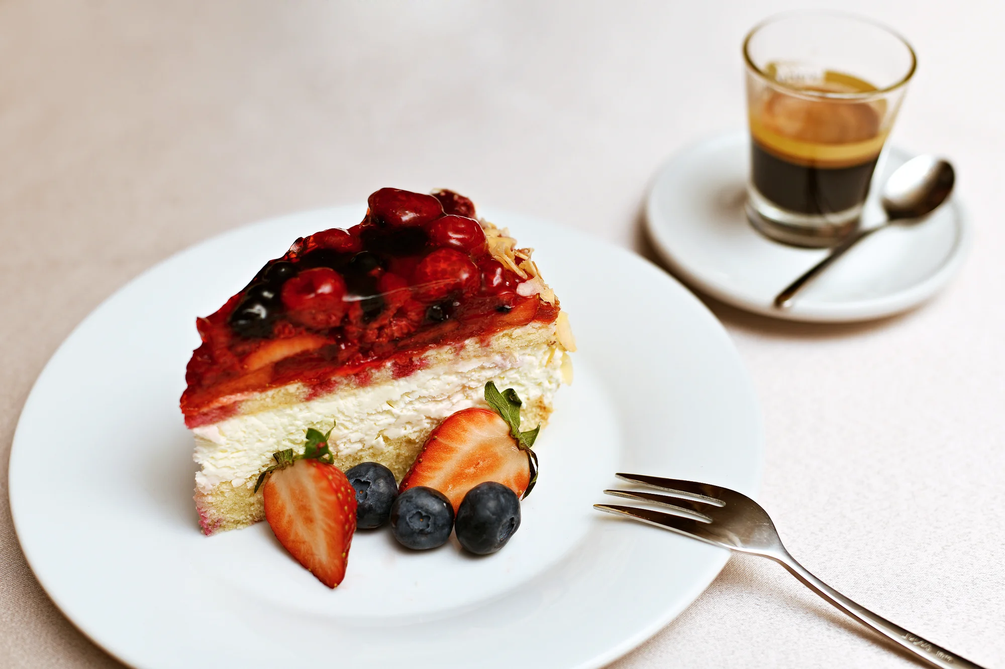 3chodové menu s vínem a kávou pro dva na Staroměstském náměstí: polévka, hlavní chod i dezert dle výběru
