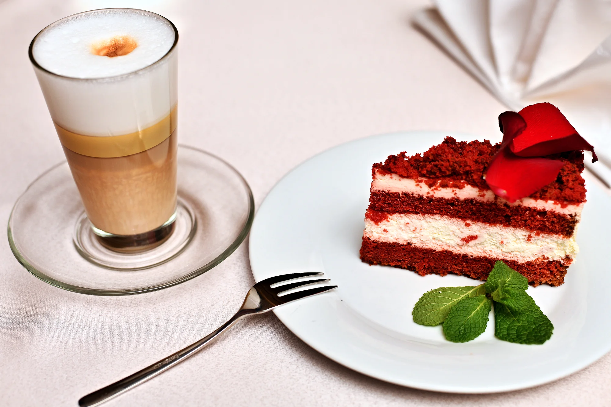 3chodové menu s vínem a kávou pro dva na Staroměstském náměstí: polévka, hlavní chod i dezert dle výběru