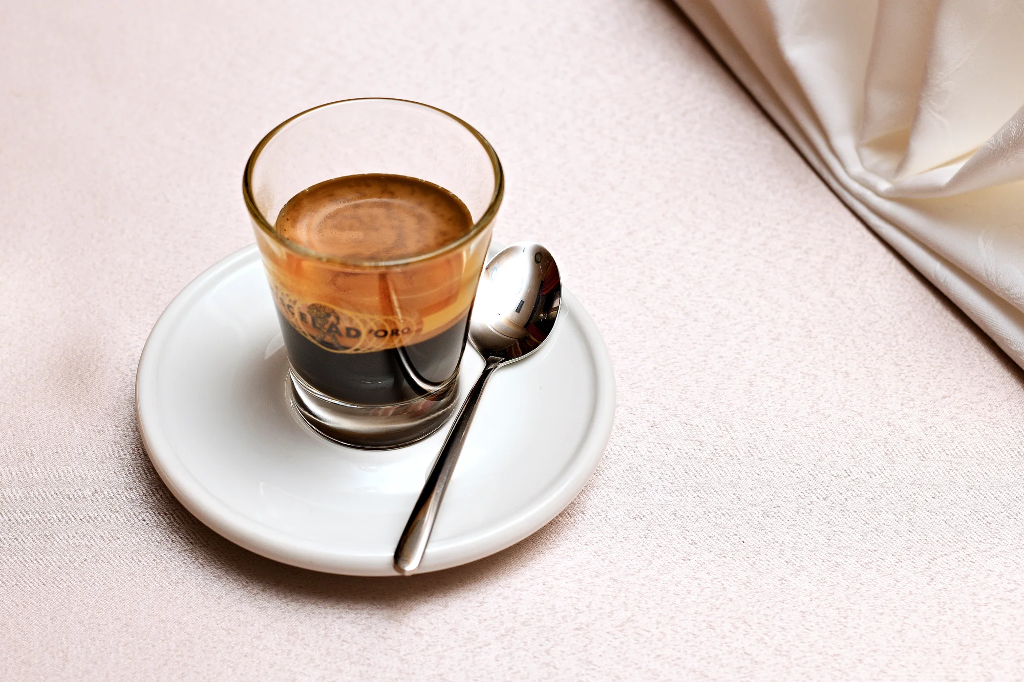 Dva dorty s kávou nebo čajem v romantickém Café Mozart naproti orloji