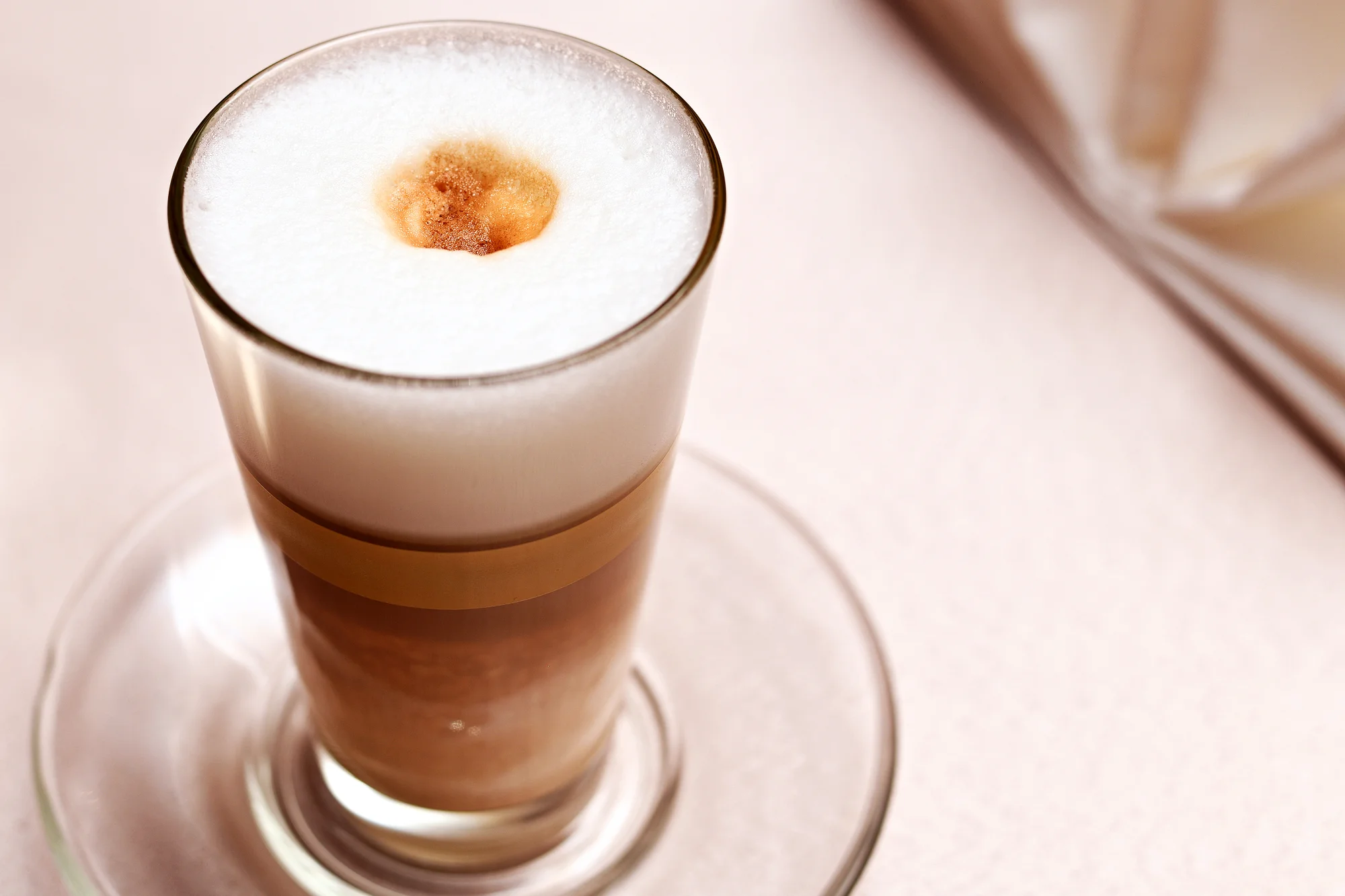 Dva dorty s kávou nebo čajem v romantickém Café Mozart naproti orloji