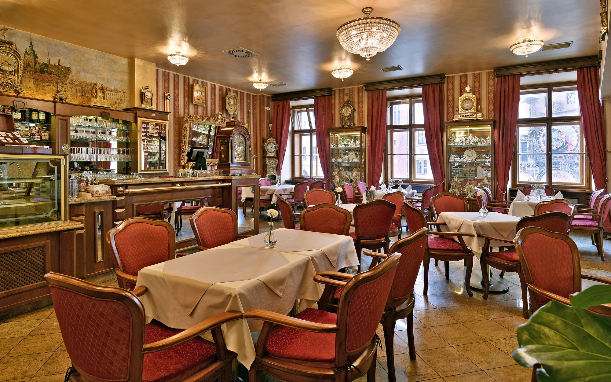 Dva dorty s kávou nebo čajem v romantickém Café Mozart naproti orloji