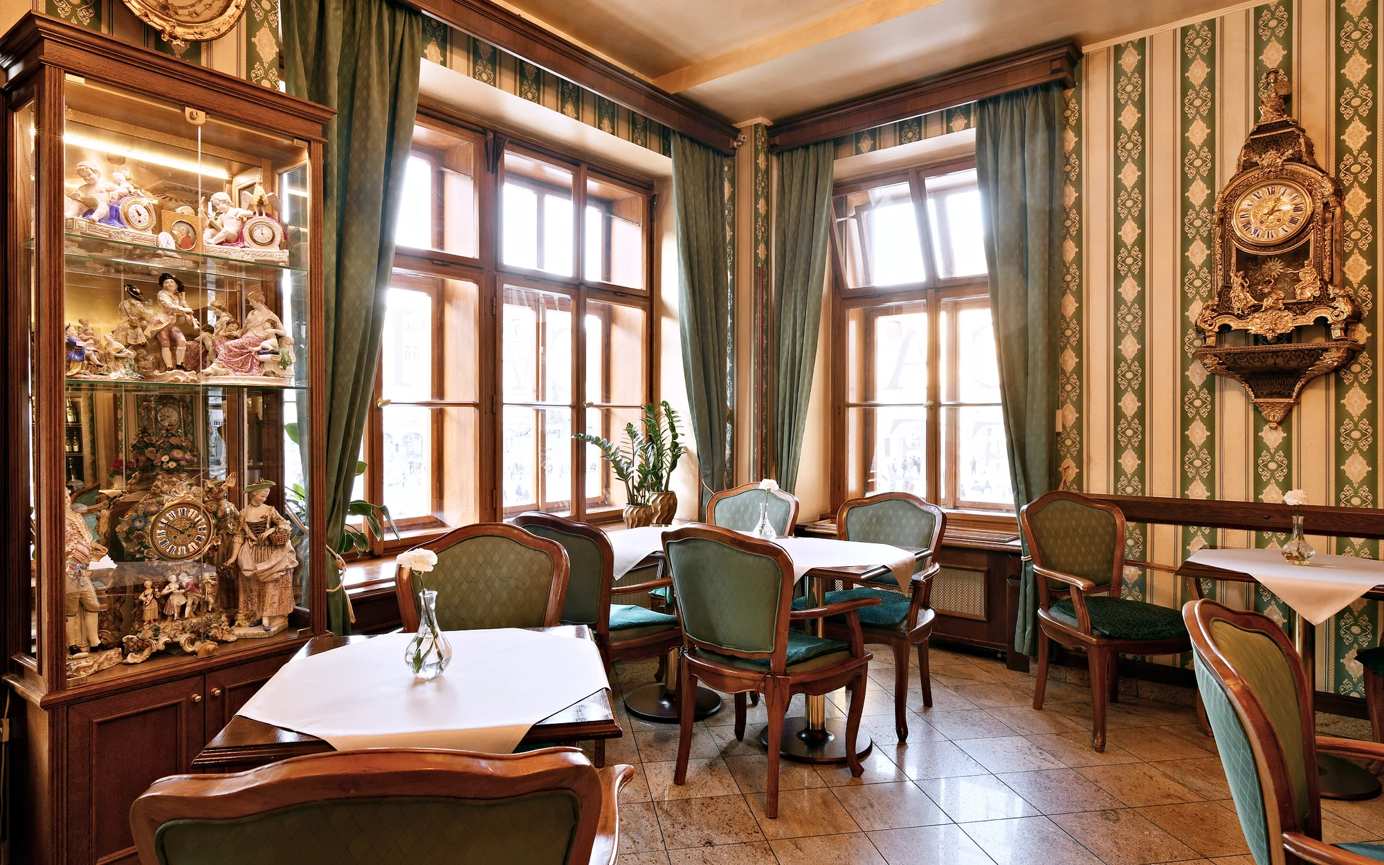 3chodové menu s vínem a kávou pro dva na Staroměstském náměstí: polévka, hlavní chod i dezert dle výběru