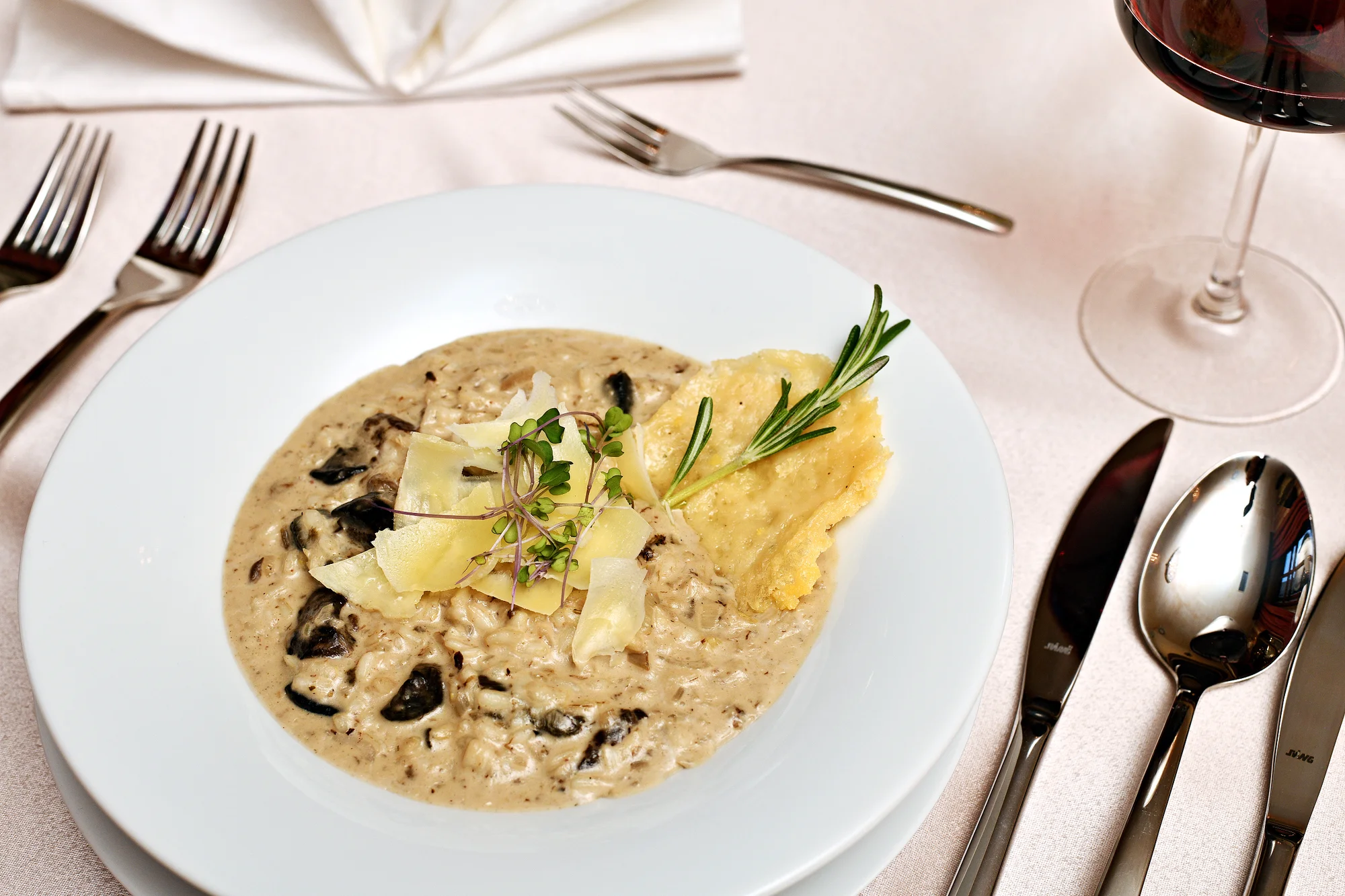 3chodové menu s vínem a kávou pro dva na Staroměstském náměstí: polévka, hlavní chod i dezert dle výběru
