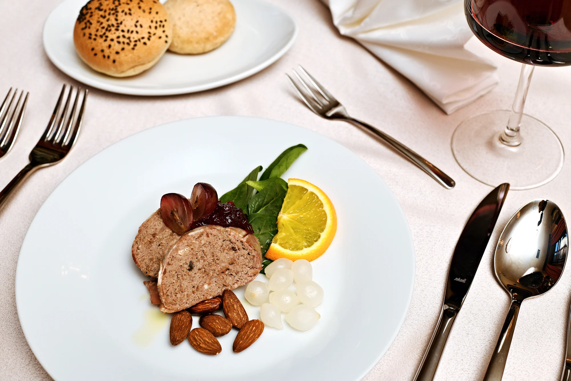 3chodové menu s vínem a kávou pro dva na Staroměstském náměstí: polévka, hlavní chod i dezert dle výběru