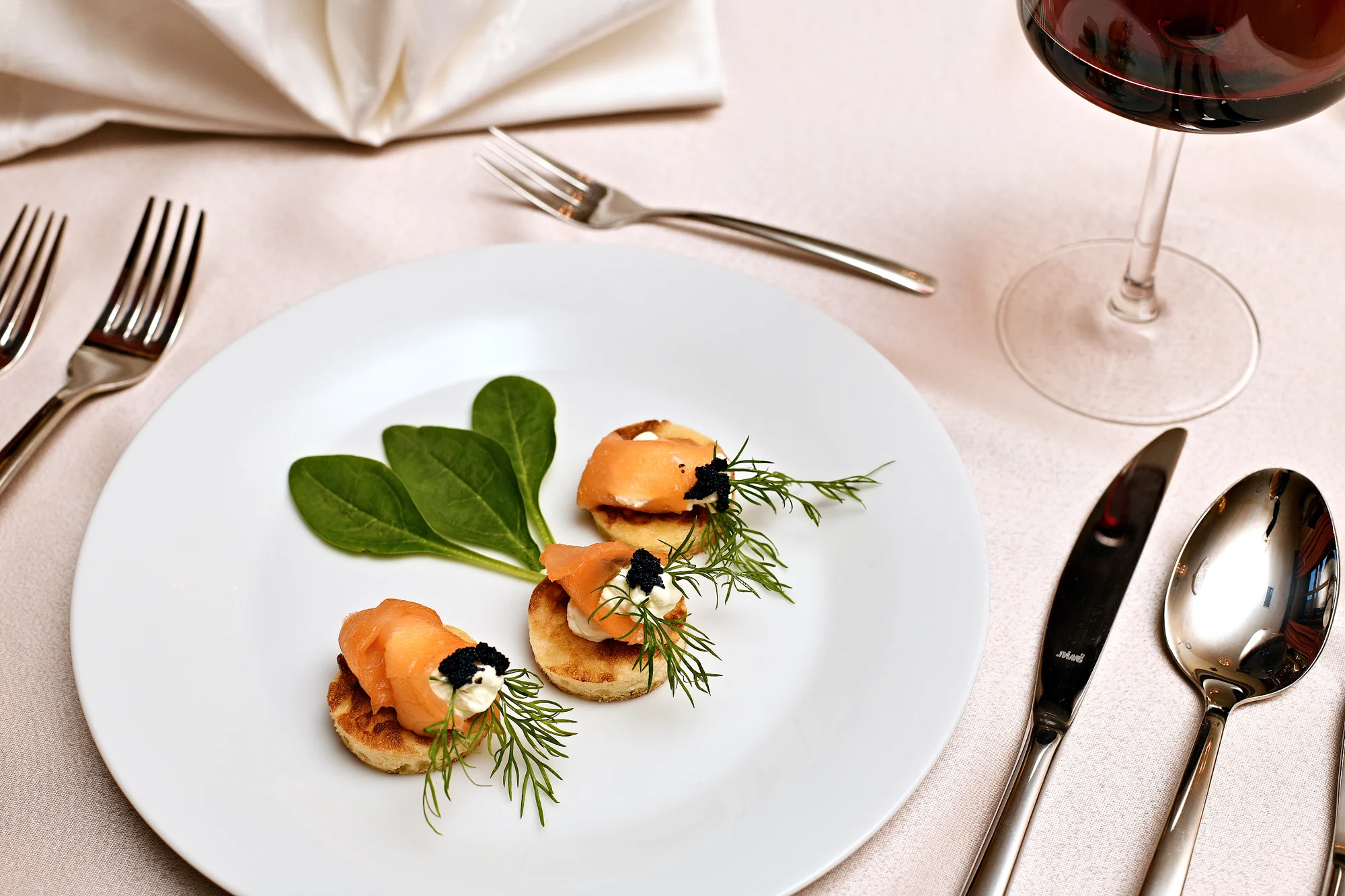 3chodové menu s vínem a kávou pro dva na Staroměstském náměstí: polévka, hlavní chod i dezert dle výběru