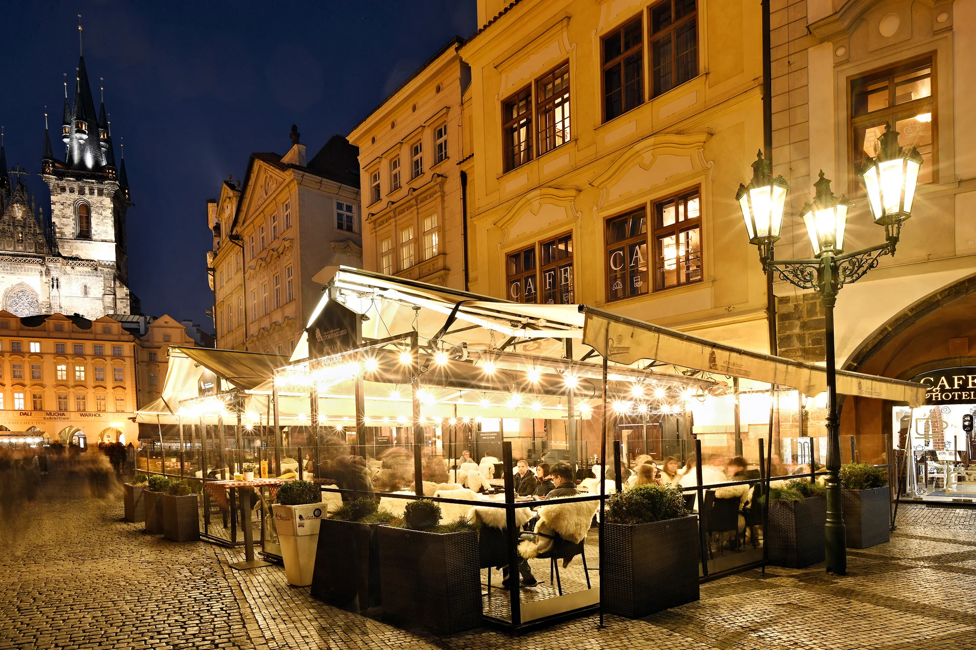 3chodové menu s vínem a kávou pro dva na Staroměstském náměstí: polévka, hlavní chod i dezert dle výběru