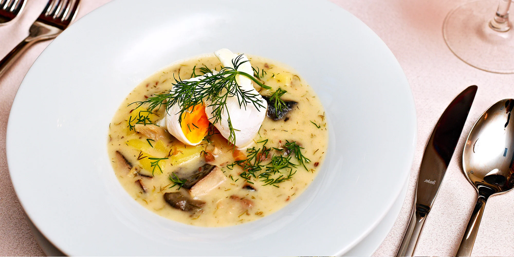 3chodové menu s vínem a kávou pro dva na Staroměstském náměstí: polévka, hlavní chod i dezert dle výběru
