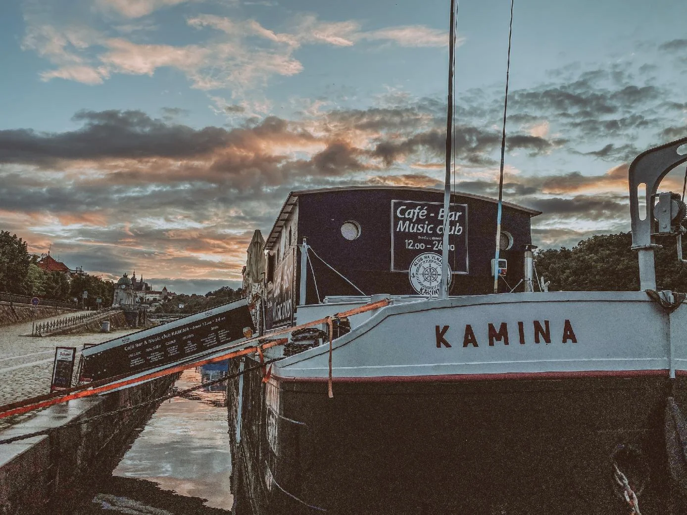 Hodnotový voucher na 250–500 Kč na cokoli z menu lodi Kamina na Vltavě