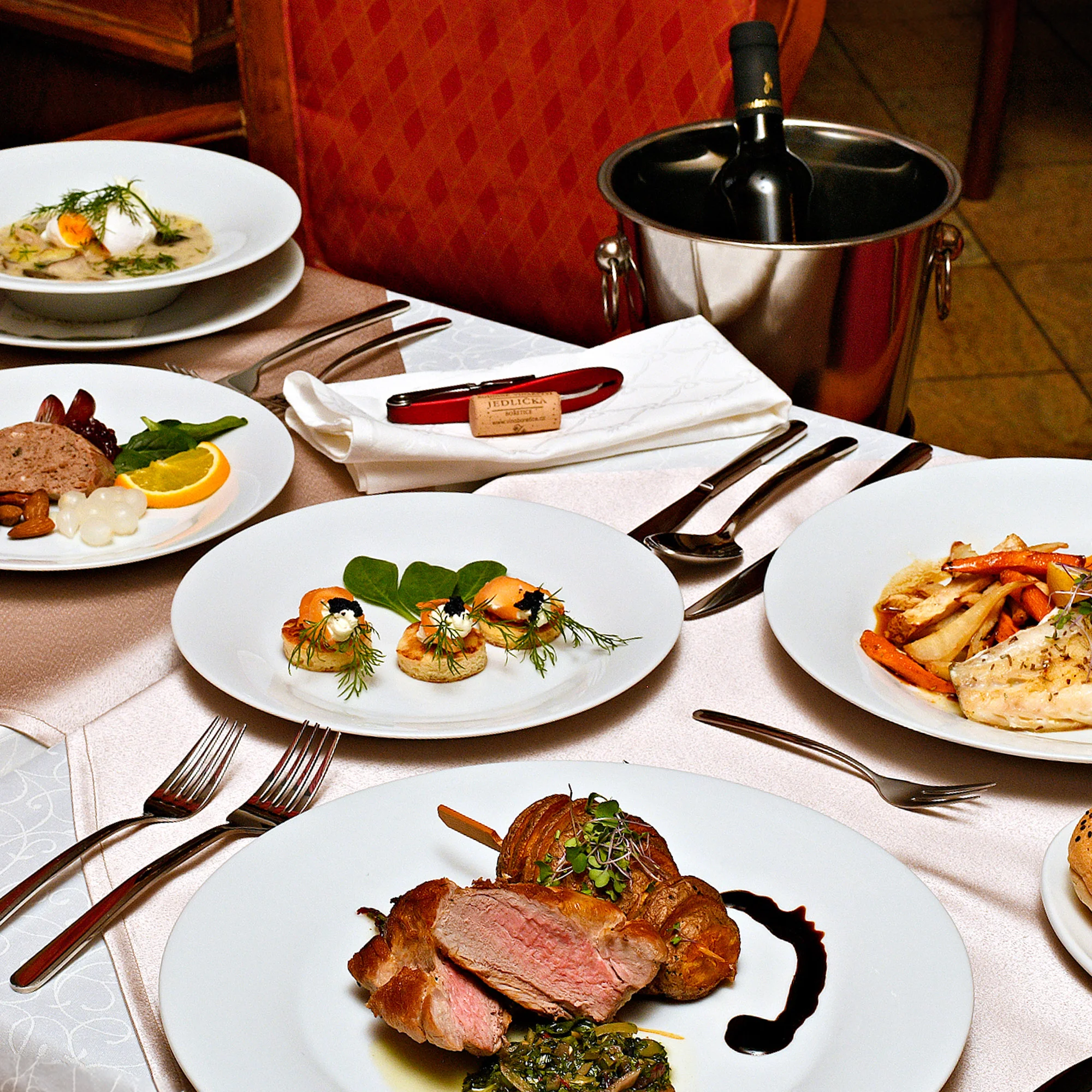 3chodové menu s vínem a kávou pro dva na Staroměstském náměstí: polévka, hlavní chod i dezert dle výběru