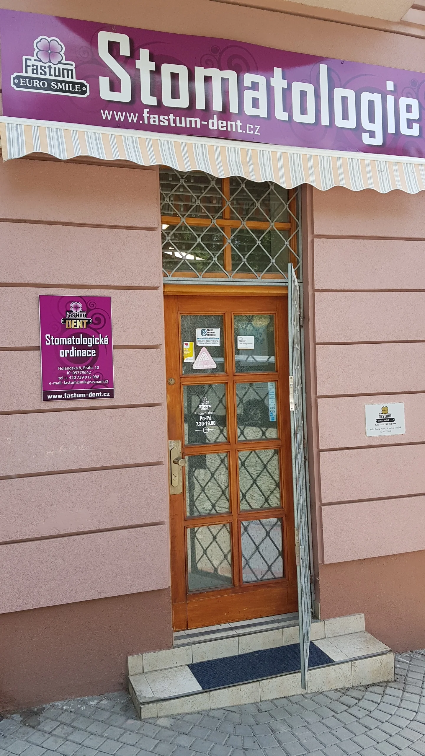 Dejte si spravit zub fotokompozitní plombou z nejkvalitnějšího materiálu