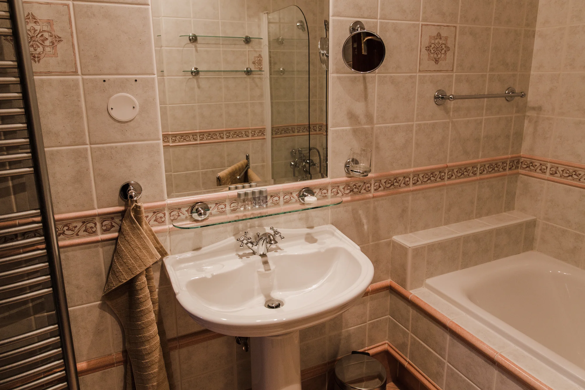 Romantický hotel na okraji Prahy: pobyt se snídaní či polopenzí, možnost privátní sauny a vířivky
