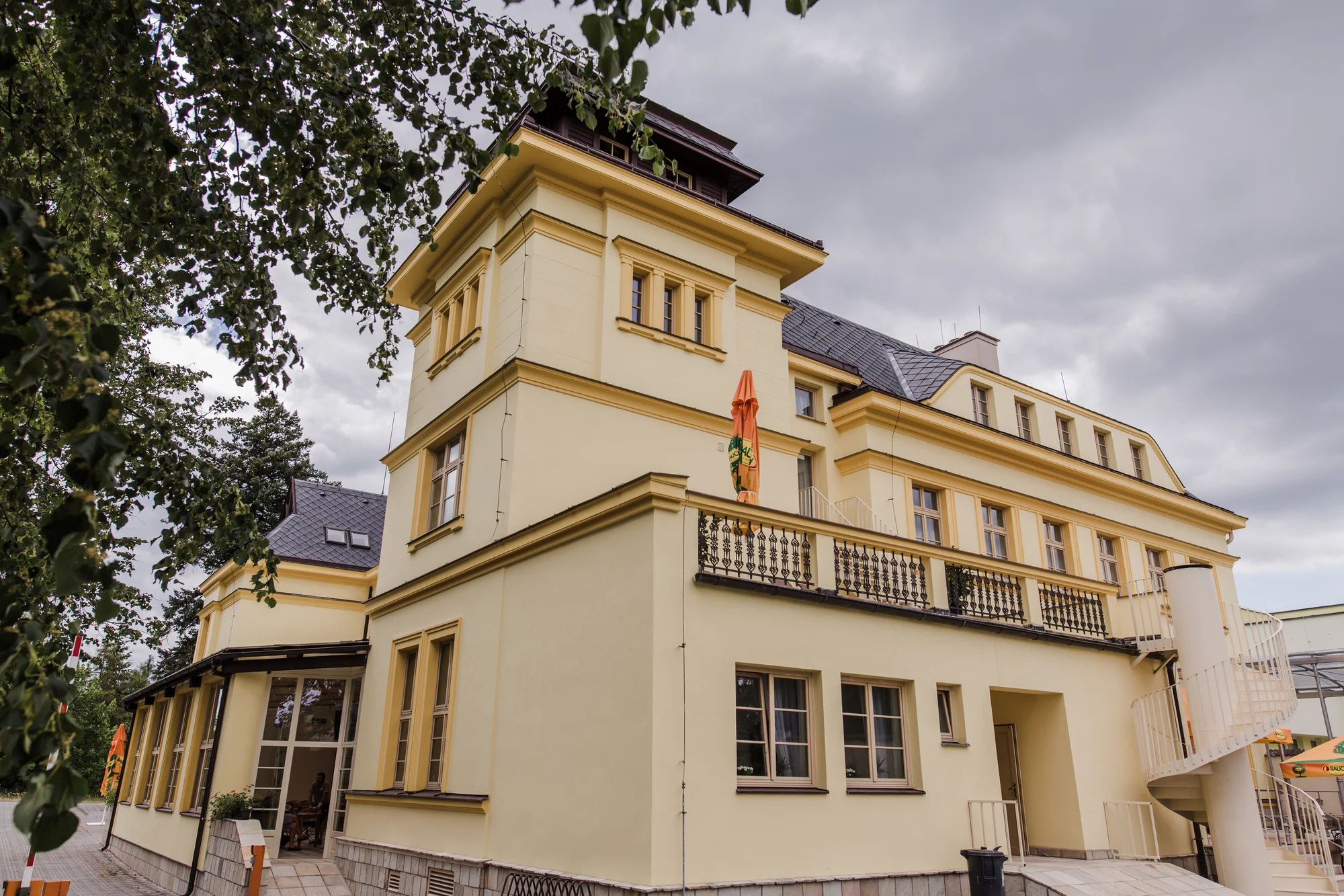 Romantický hotel na okraji Prahy: pobyt se snídaní či polopenzí, možnost privátní sauny a vířivky