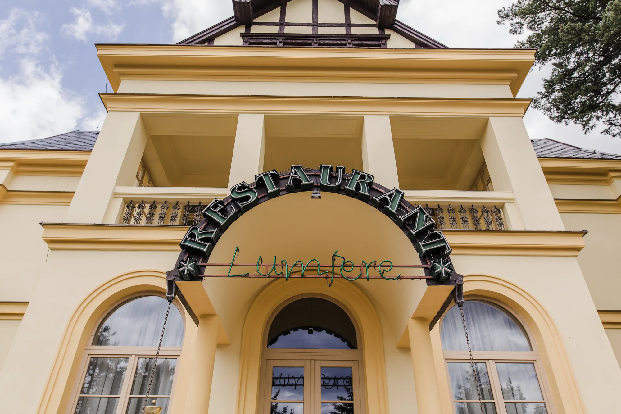 Romantický hotel na okraji Prahy: pobyt se snídaní či polopenzí, možnost privátní sauny a vířivky