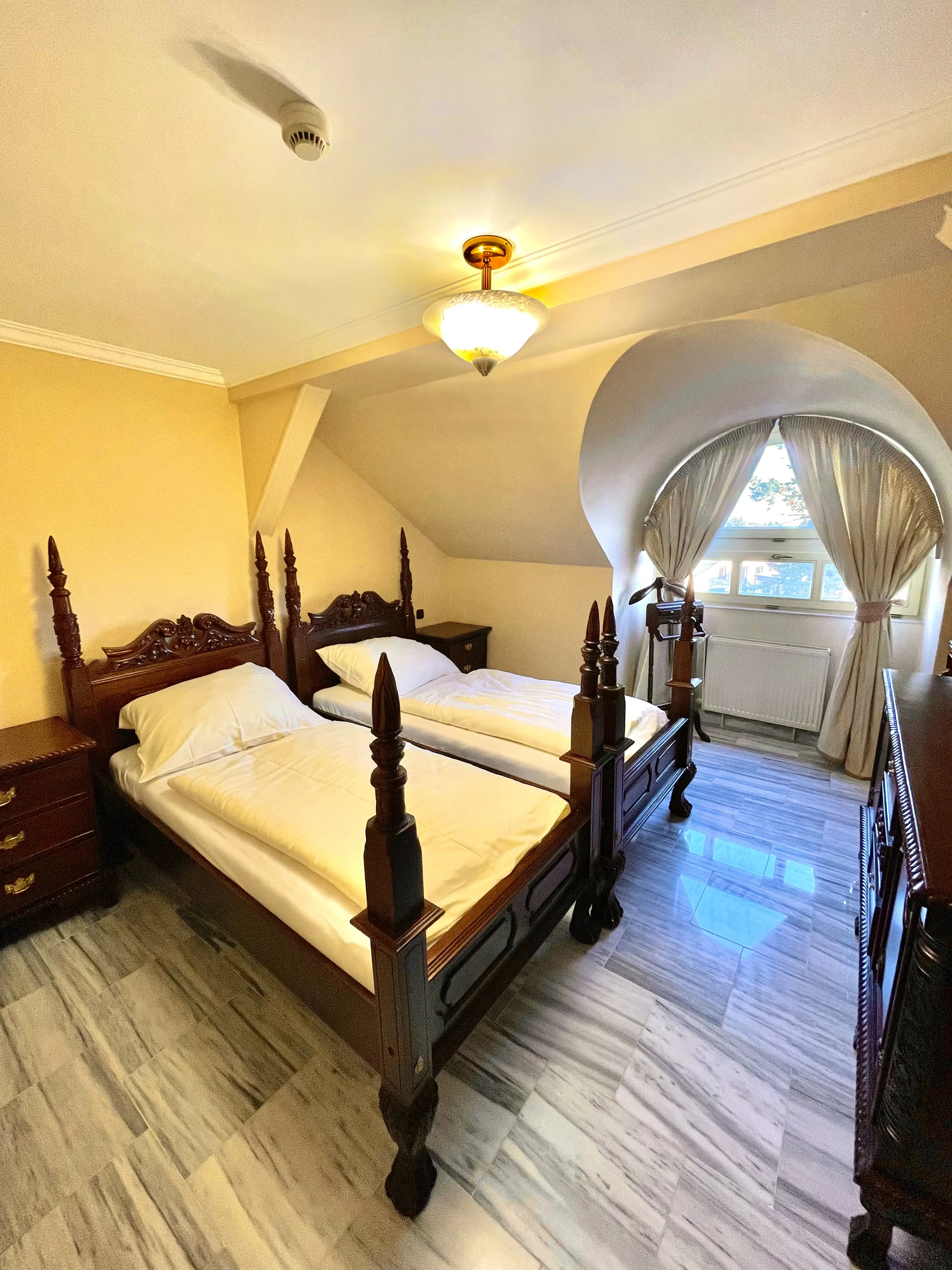 Romantický hotel na okraji Prahy: pobyt se snídaní či polopenzí, možnost privátní sauny a vířivky
