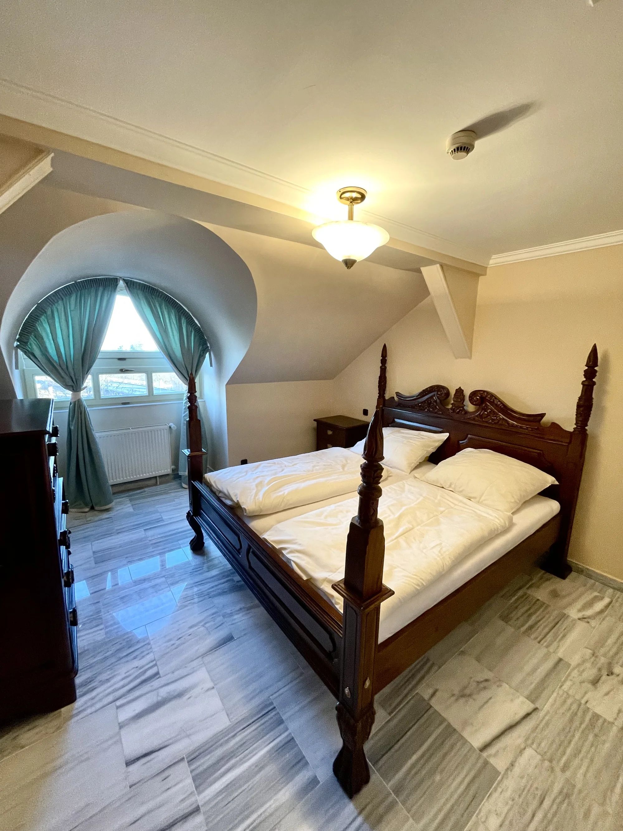 Romantický hotel na okraji Prahy: pobyt se snídaní či polopenzí, možnost privátní sauny a vířivky