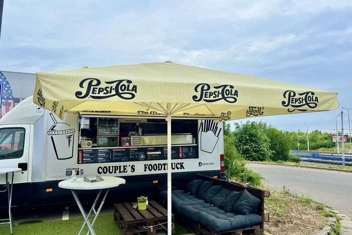 Burgery, smažák nebo loaded fries s masem: pro 1 nebo až 4 lidi, a to včetně drinků