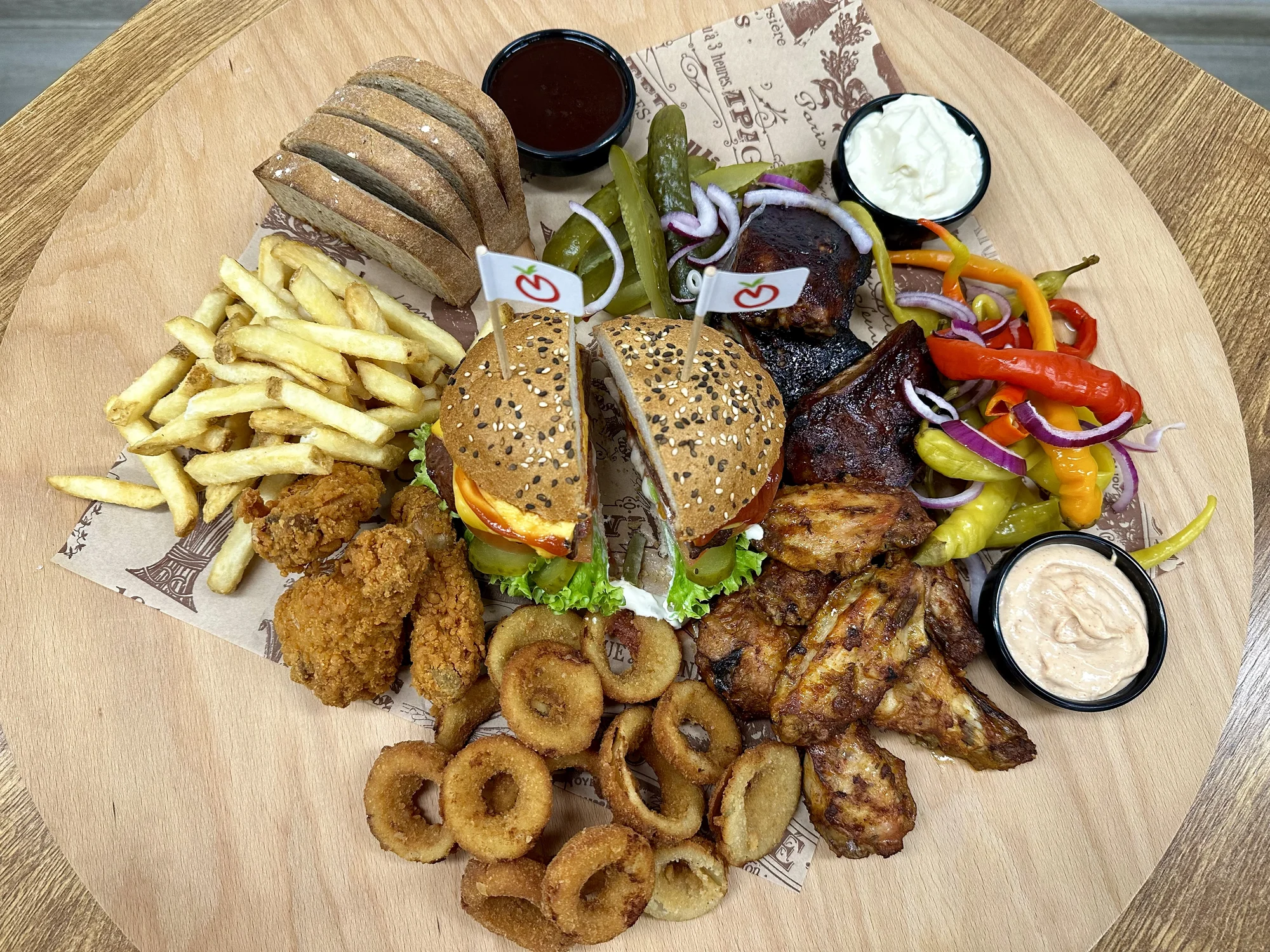 Americký set s žebry, kuřecími křídly a stripsy, burgerem a přílohami pro dva