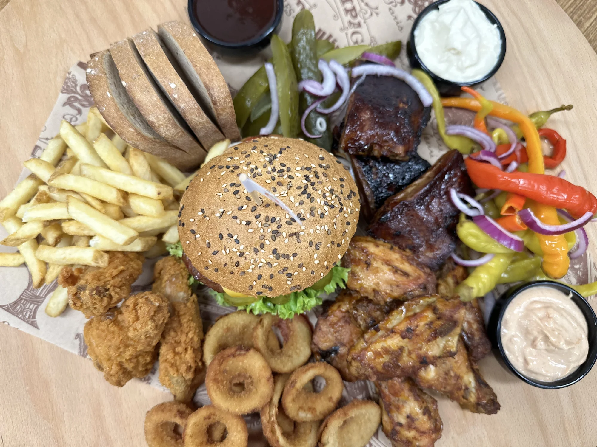 Americký set s žebry, kuřecími křídly a stripsy, burgerem a přílohami pro dva