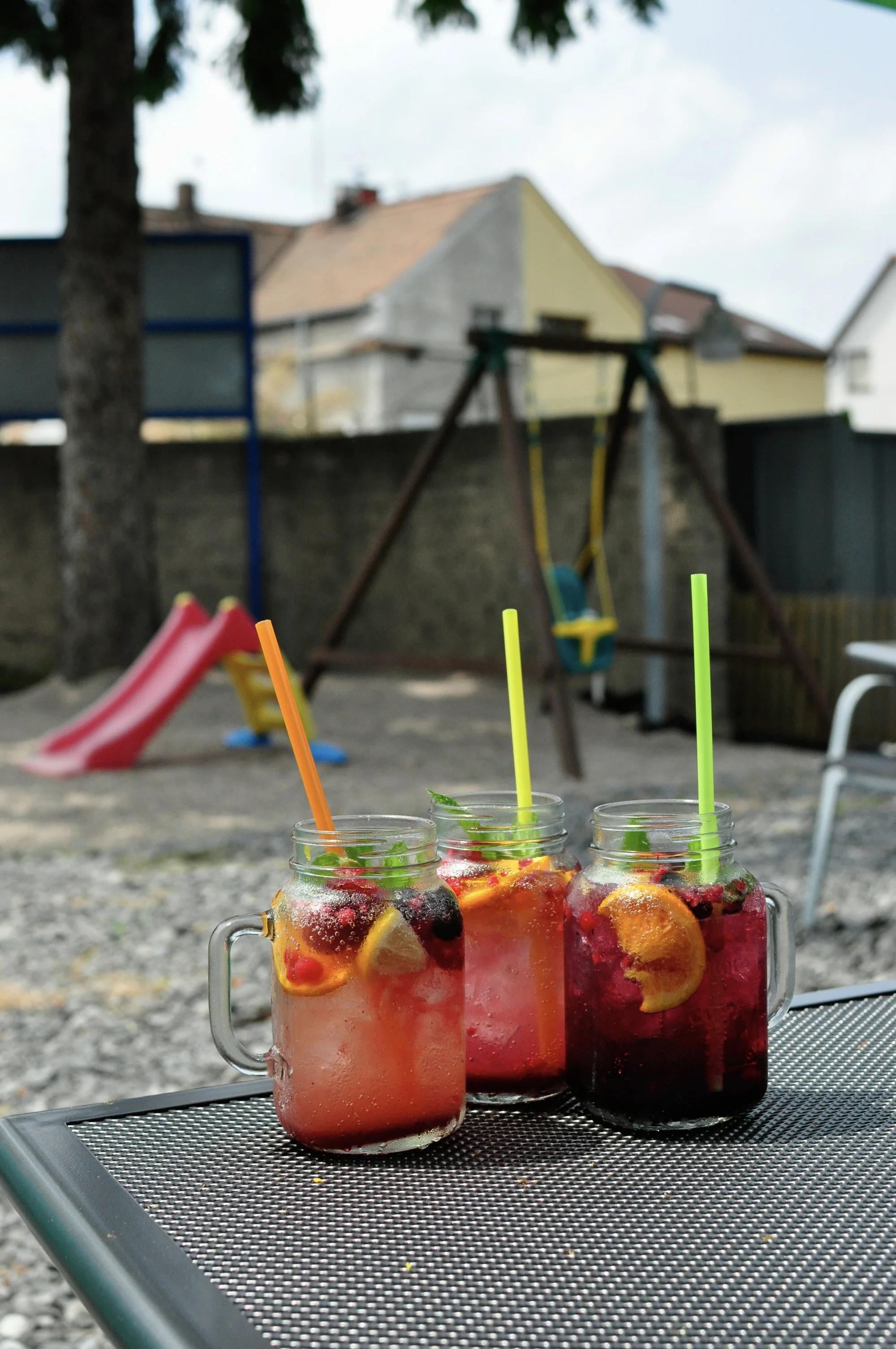 Americký set s žebry, kuřecími křídly a stripsy, burgerem a přílohami pro dva