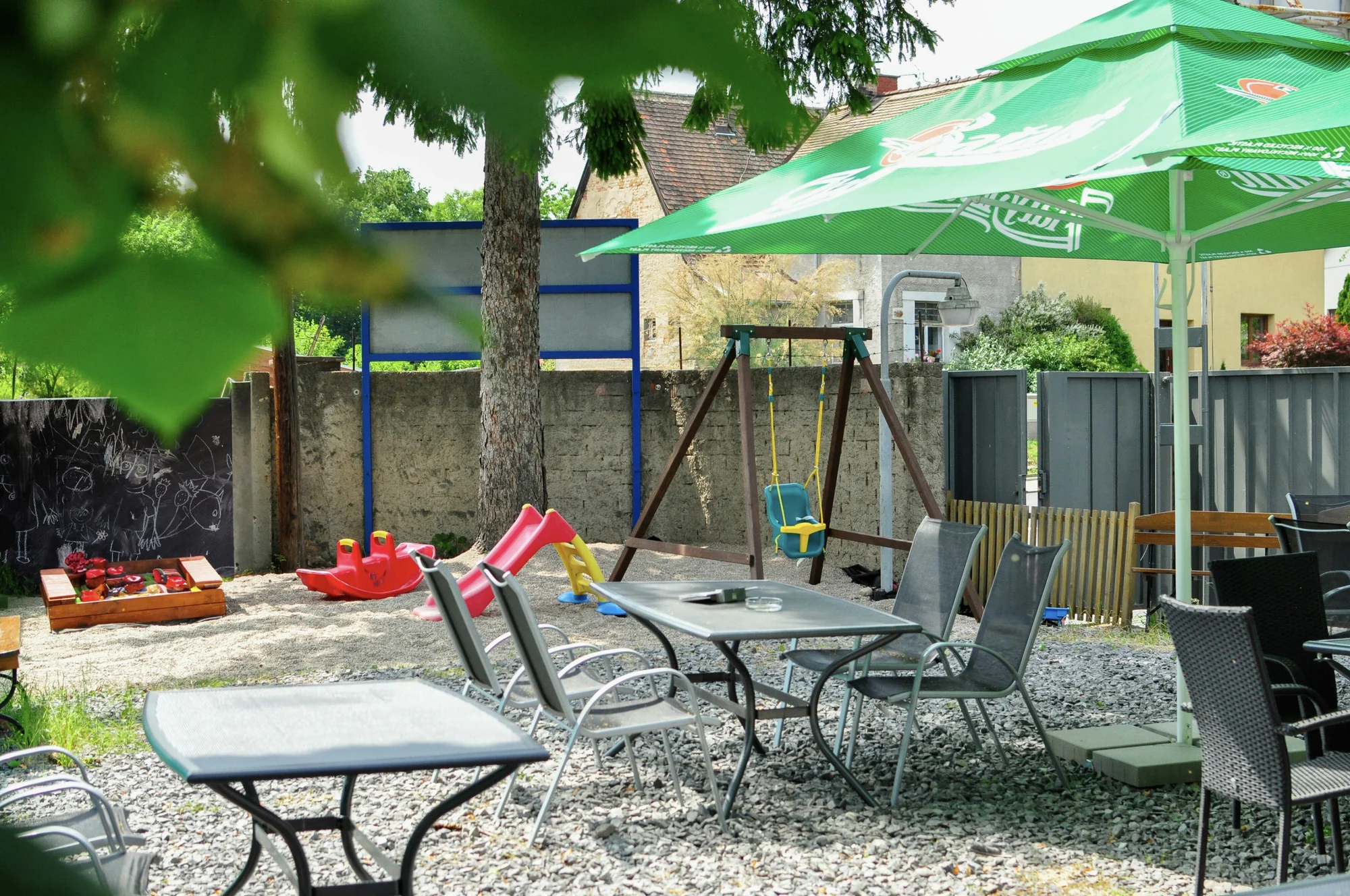 Americký set s žebry, kuřecími křídly a stripsy, burgerem a přílohami pro dva